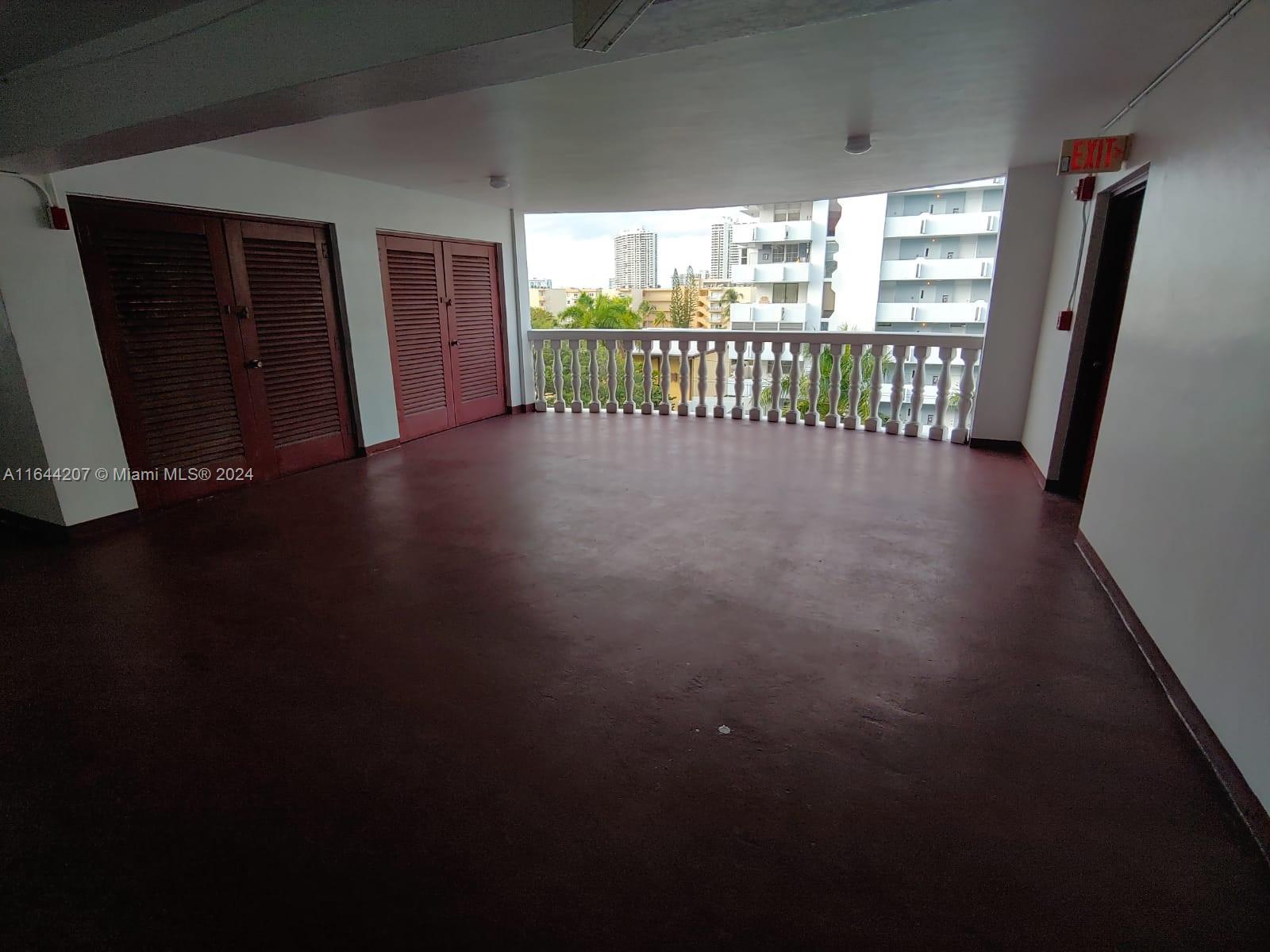 EASTERN SHORES WHITE HOUS - Residential