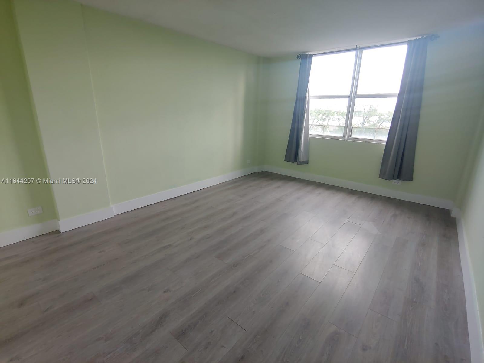 EASTERN SHORES WHITE HOUS - Residential