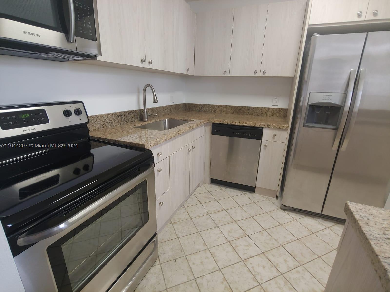 EASTERN SHORES WHITE HOUS - Residential