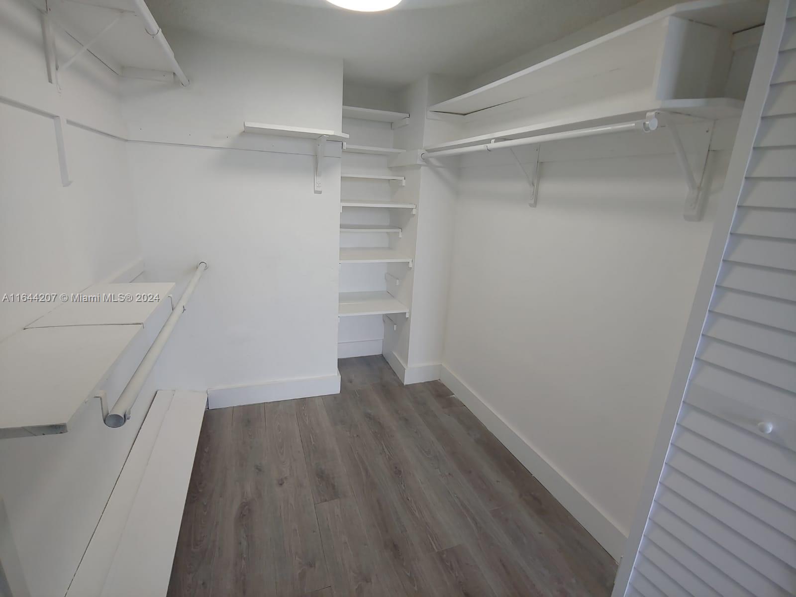 EASTERN SHORES WHITE HOUS - Residential