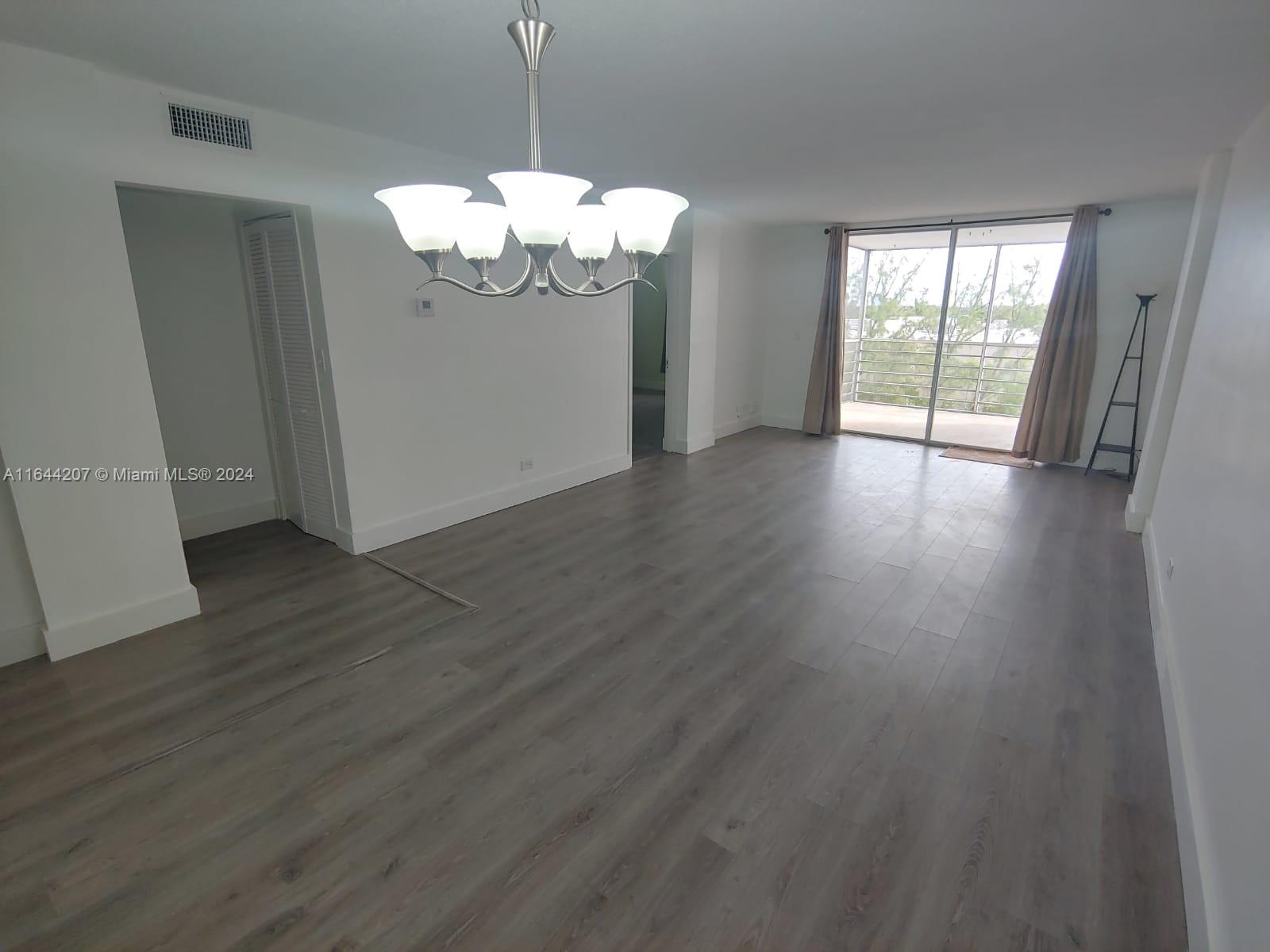 EASTERN SHORES WHITE HOUS - Residential