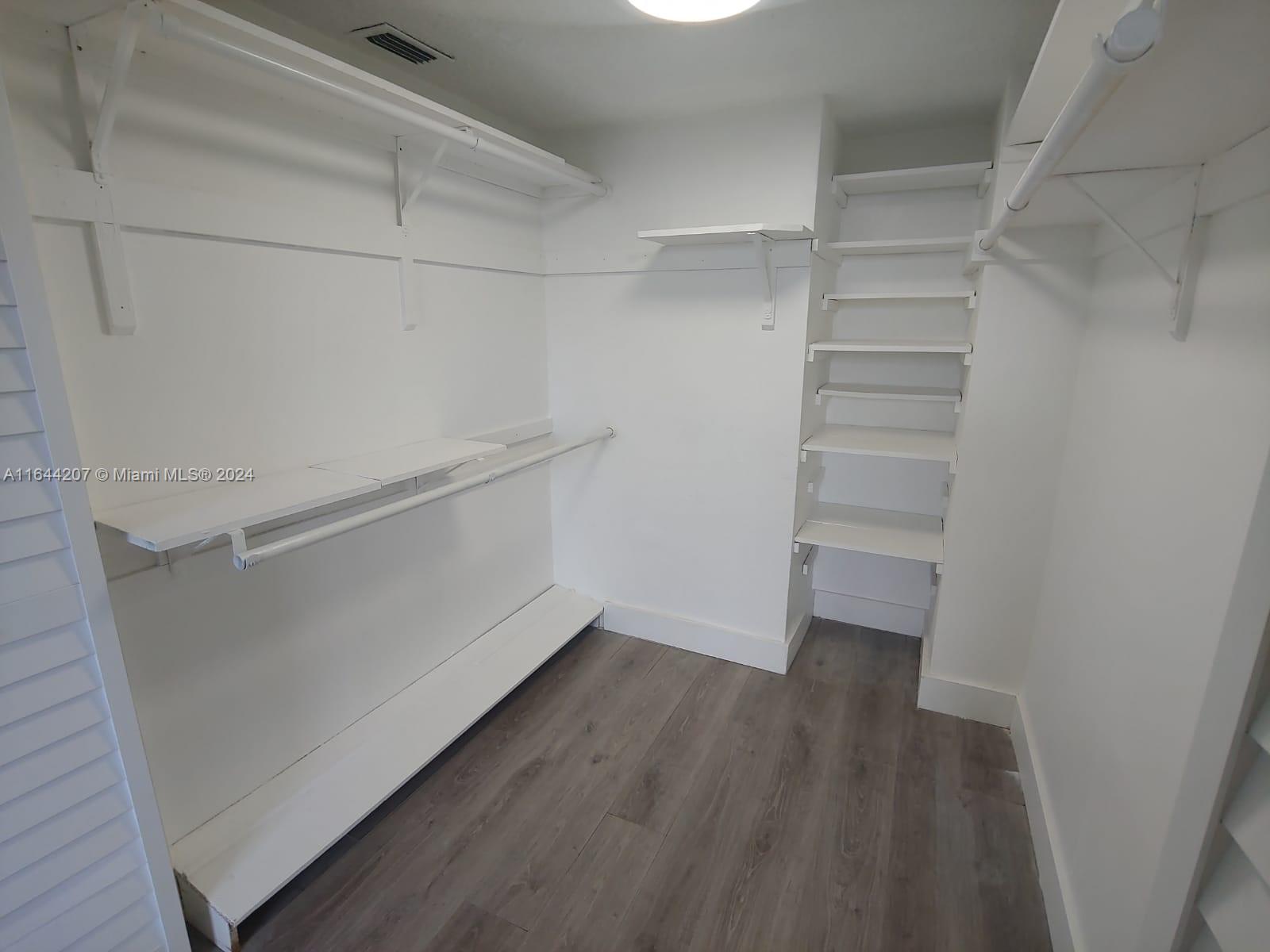EASTERN SHORES WHITE HOUS - Residential