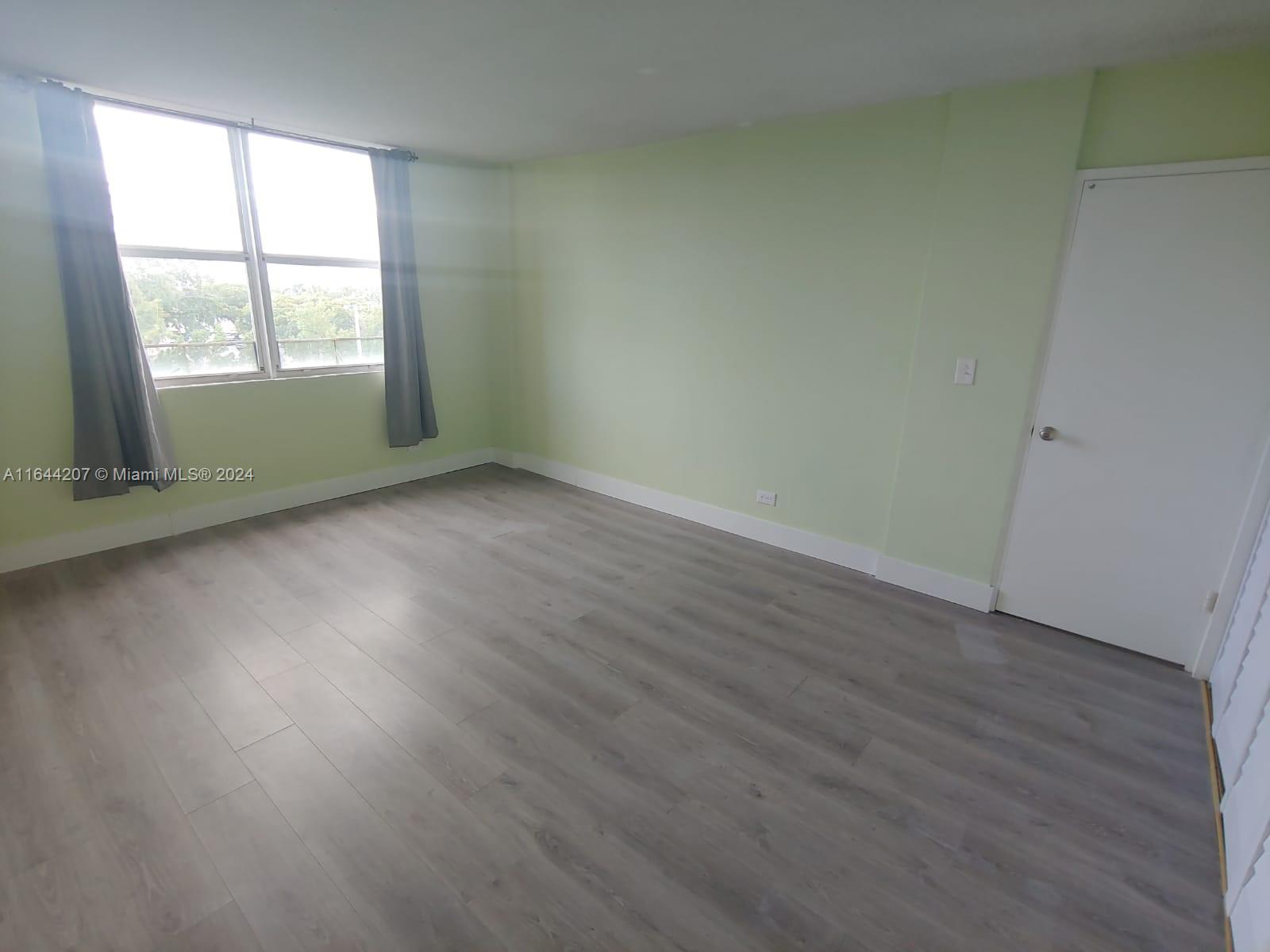 EASTERN SHORES WHITE HOUS - Residential