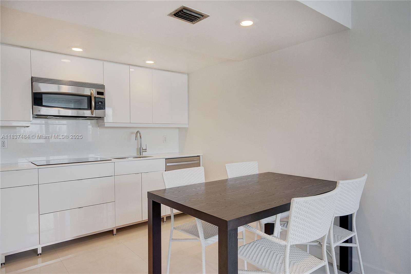 1390 Ocean Dr 504