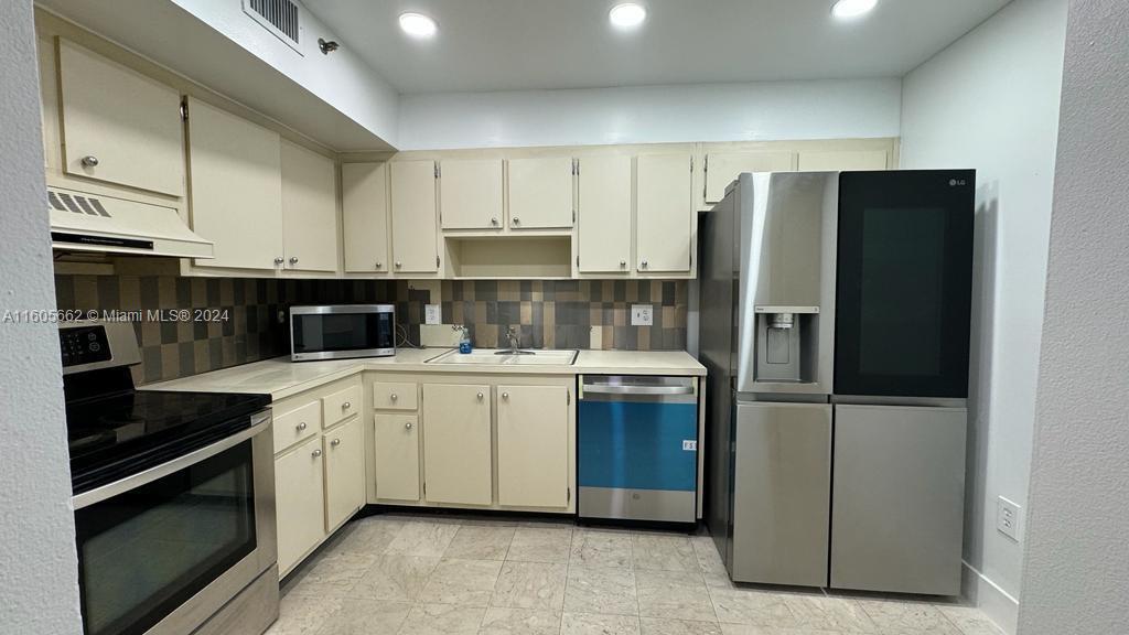 HILLCREST EAST NO 20 COND - Residential
