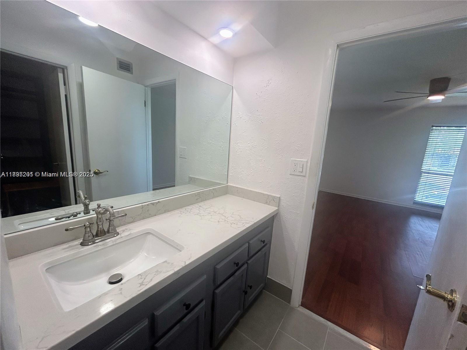 454 N Laurel Dr 1505