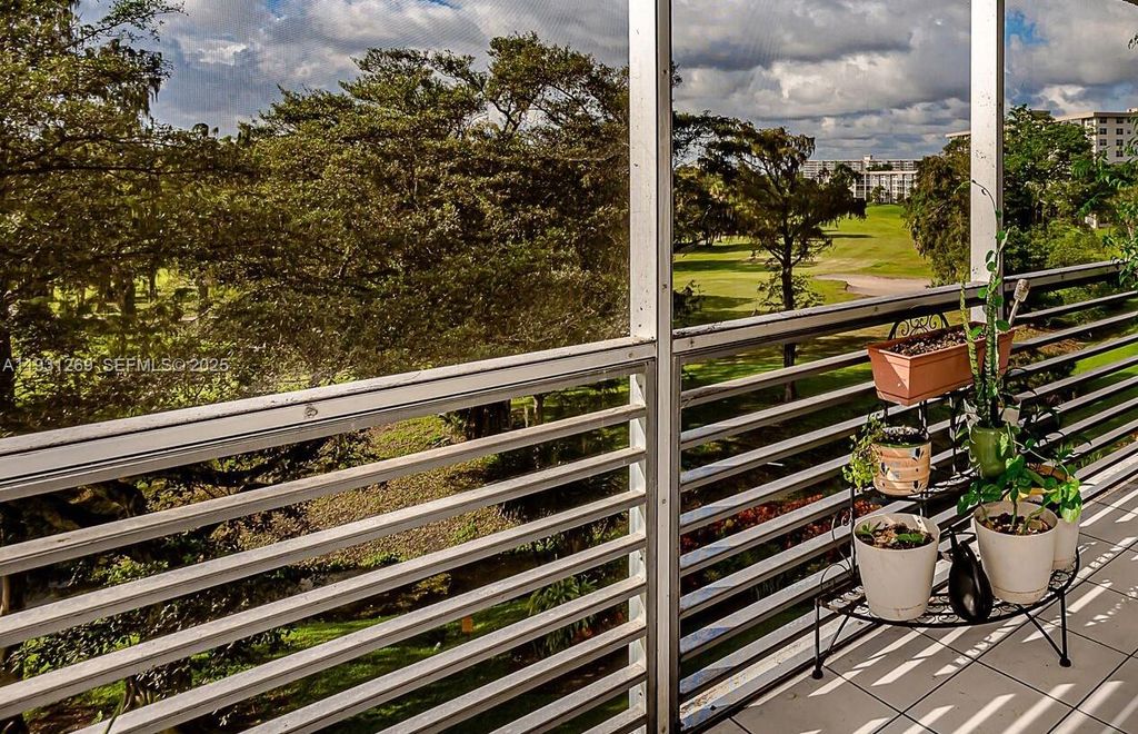 Photo of 625 Oaks Dr #503, Pompano Beach, FL 33069 (MLS # A11931269)