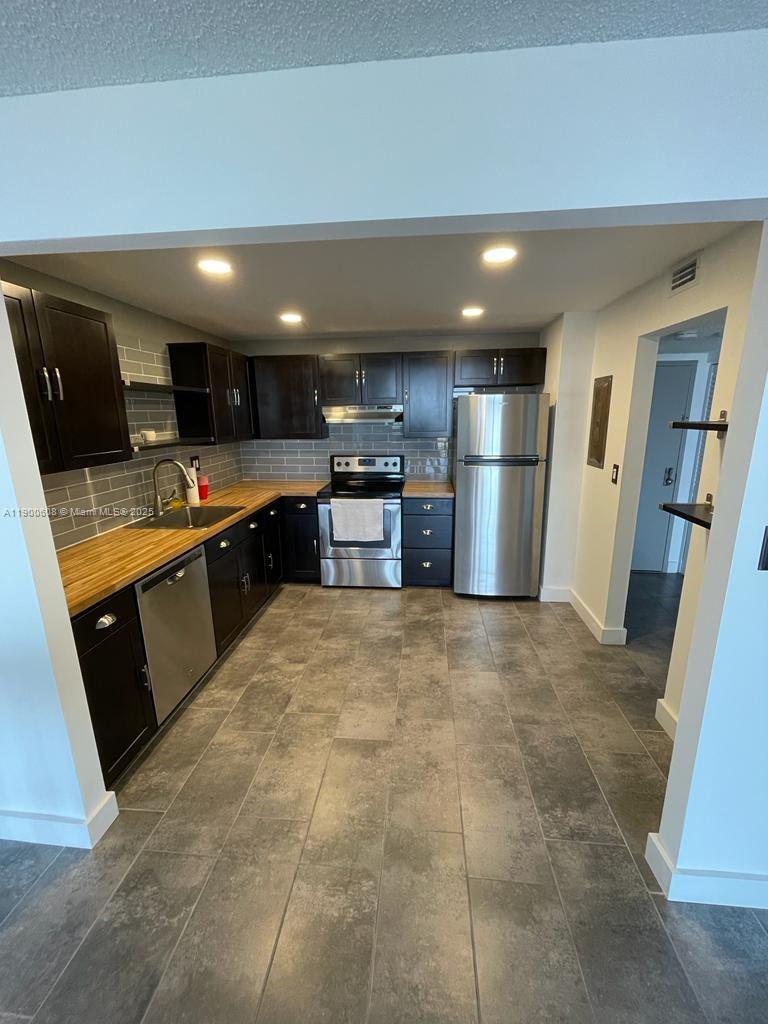 THE CLIPPER AT BISC COVE - Residential Lease