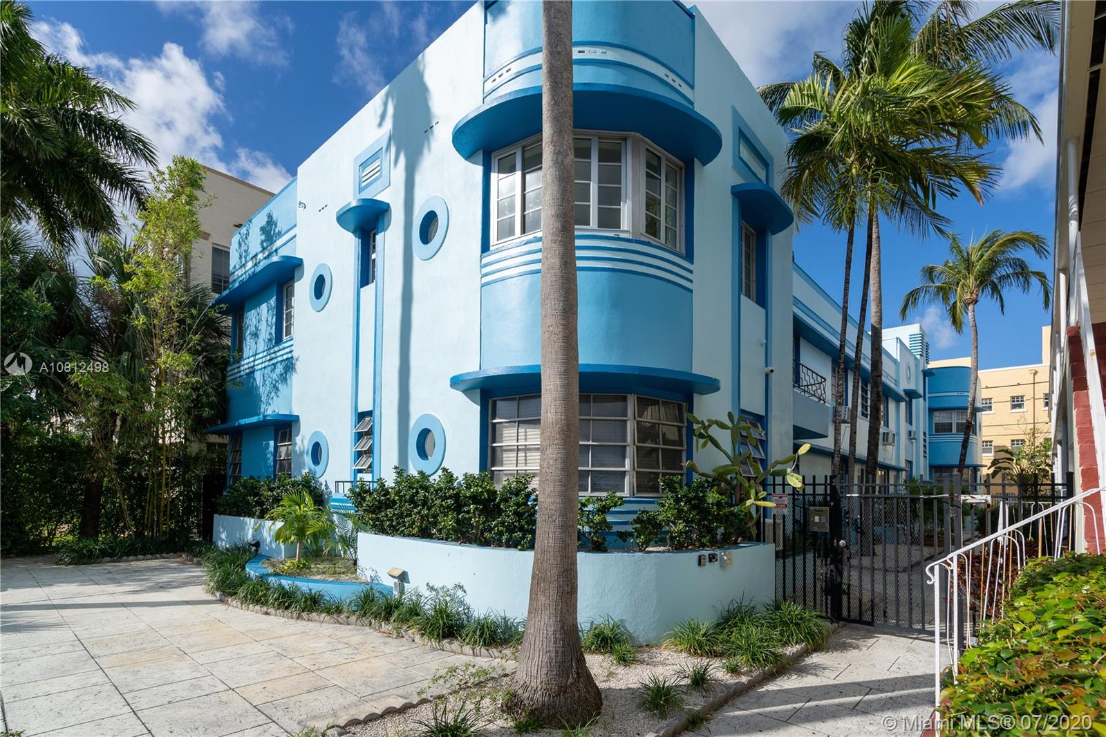 Charming Art Deco studio offered just three blocks to the beach! This lovely 2nd floor property features beautiful wood floors, modern kitchen, and updated bath. Location offers the freedom of being able to walk to all South Beach offers. Ocean Drive, Lincoln Road, Flamingo Park, Lummus Park the best restaurants, fitness centers, bars, clubs, symphony and EVERYTHING is just steps away. Building offers secure entrance gate with intercom. One pet under 25 lbs is A-OK! We welcome you to take the tour!
**CHECK OUT THE VIRTUAL TOUR VIDEO**