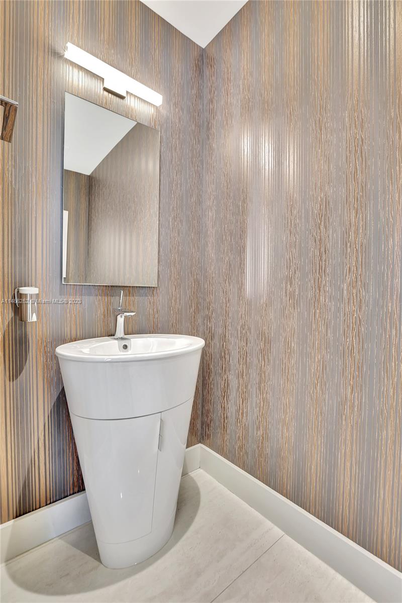 18555 COLLINS AVENUE COND - Residential