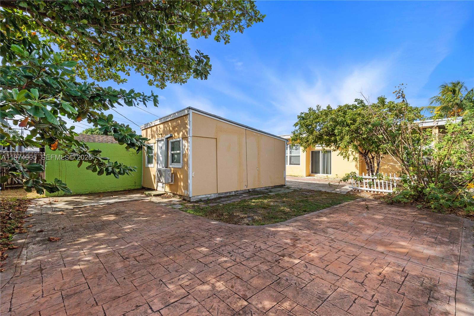 HOLLYWOOD PARK - Residential Lease