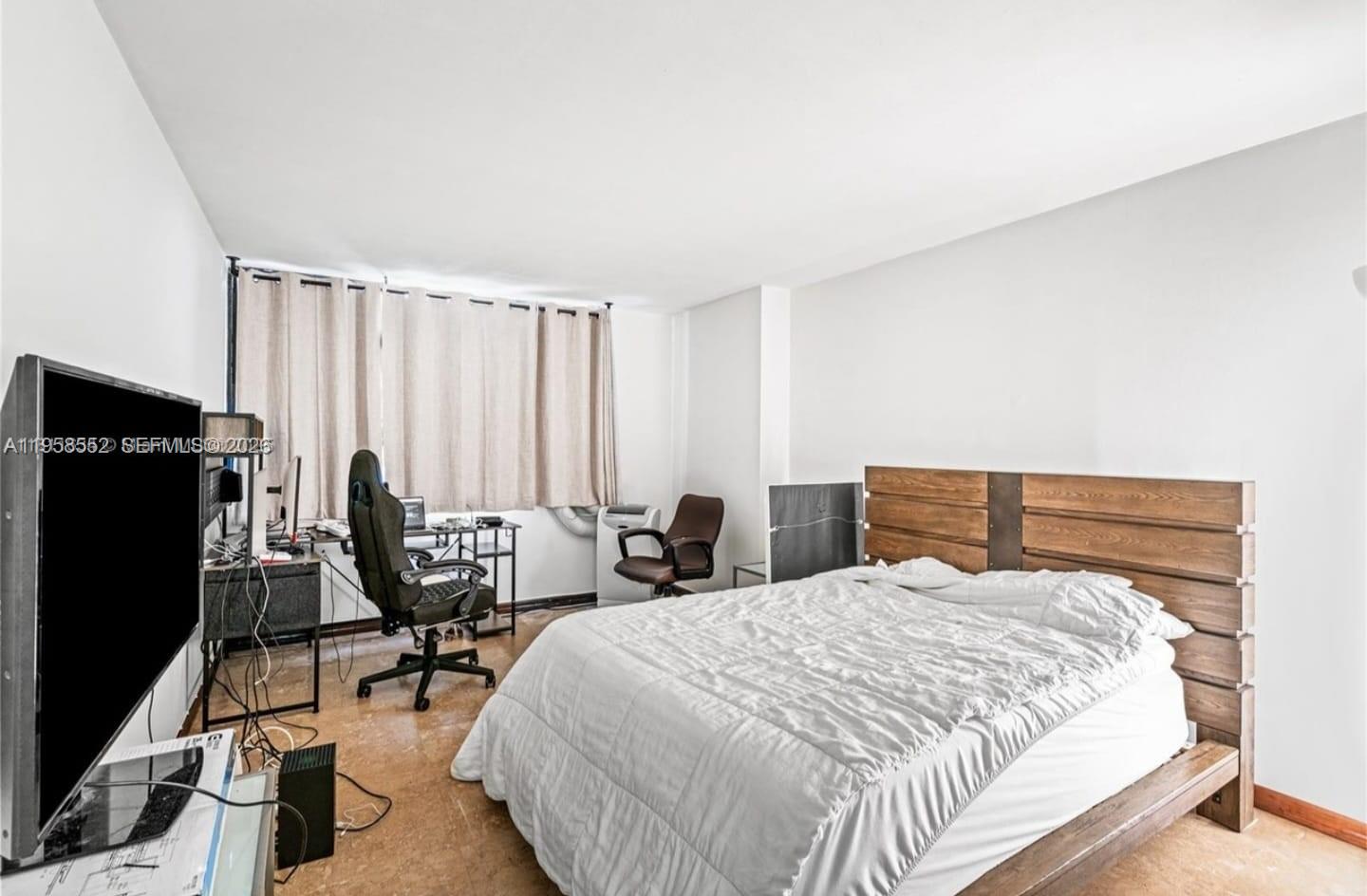 1800 NE 114th St 811