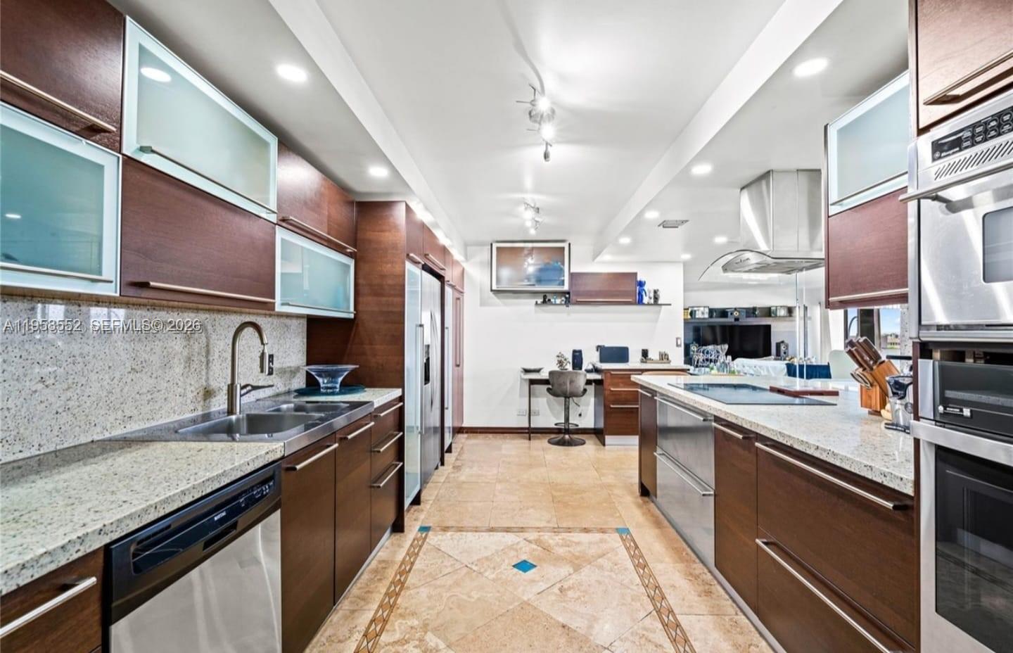 1800 NE 114th St 811