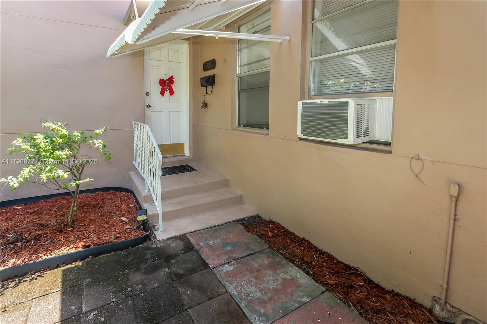 HOLLYWOOD - Residential Income