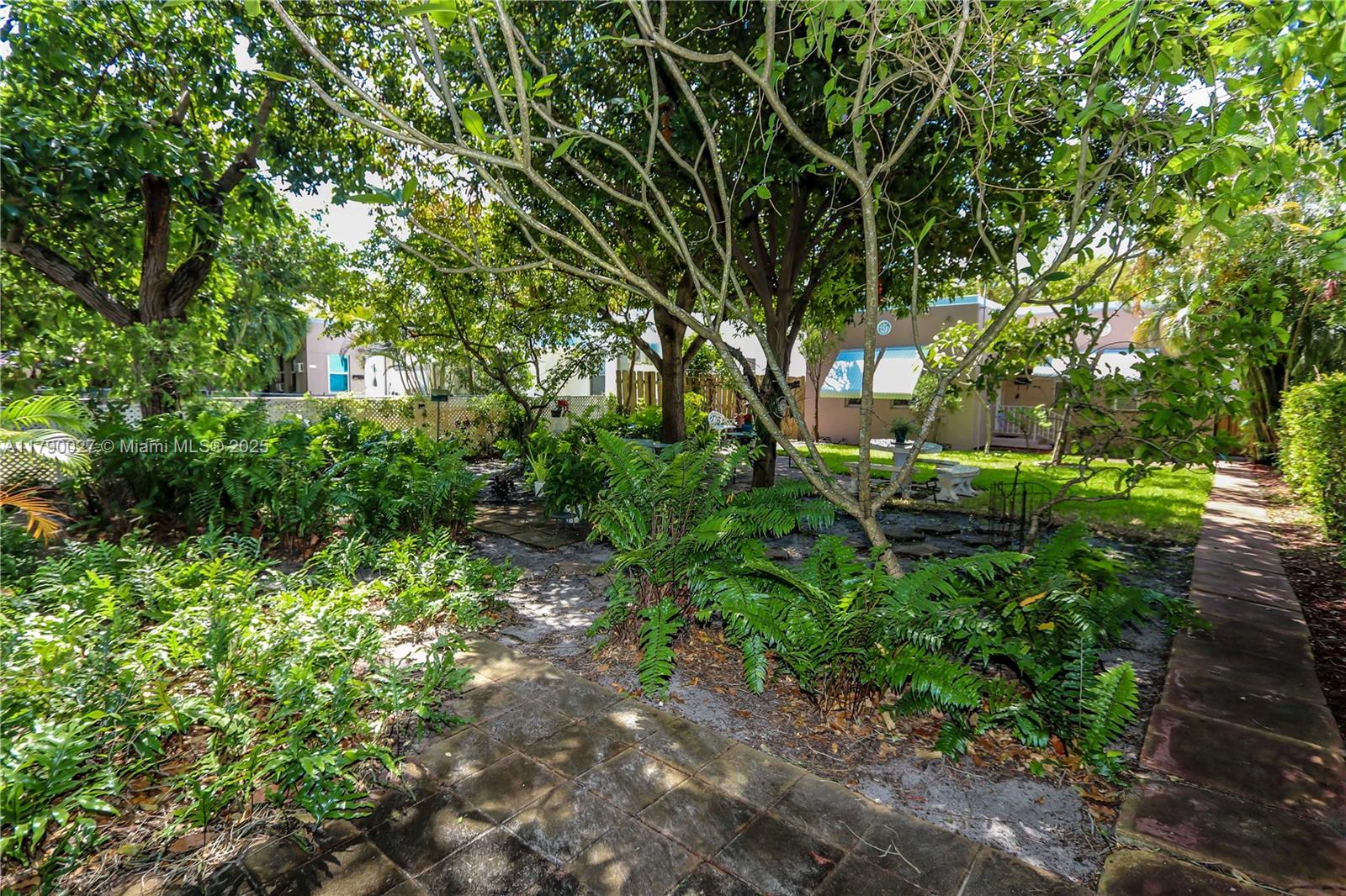 HOLLYWOOD - Residential Income
