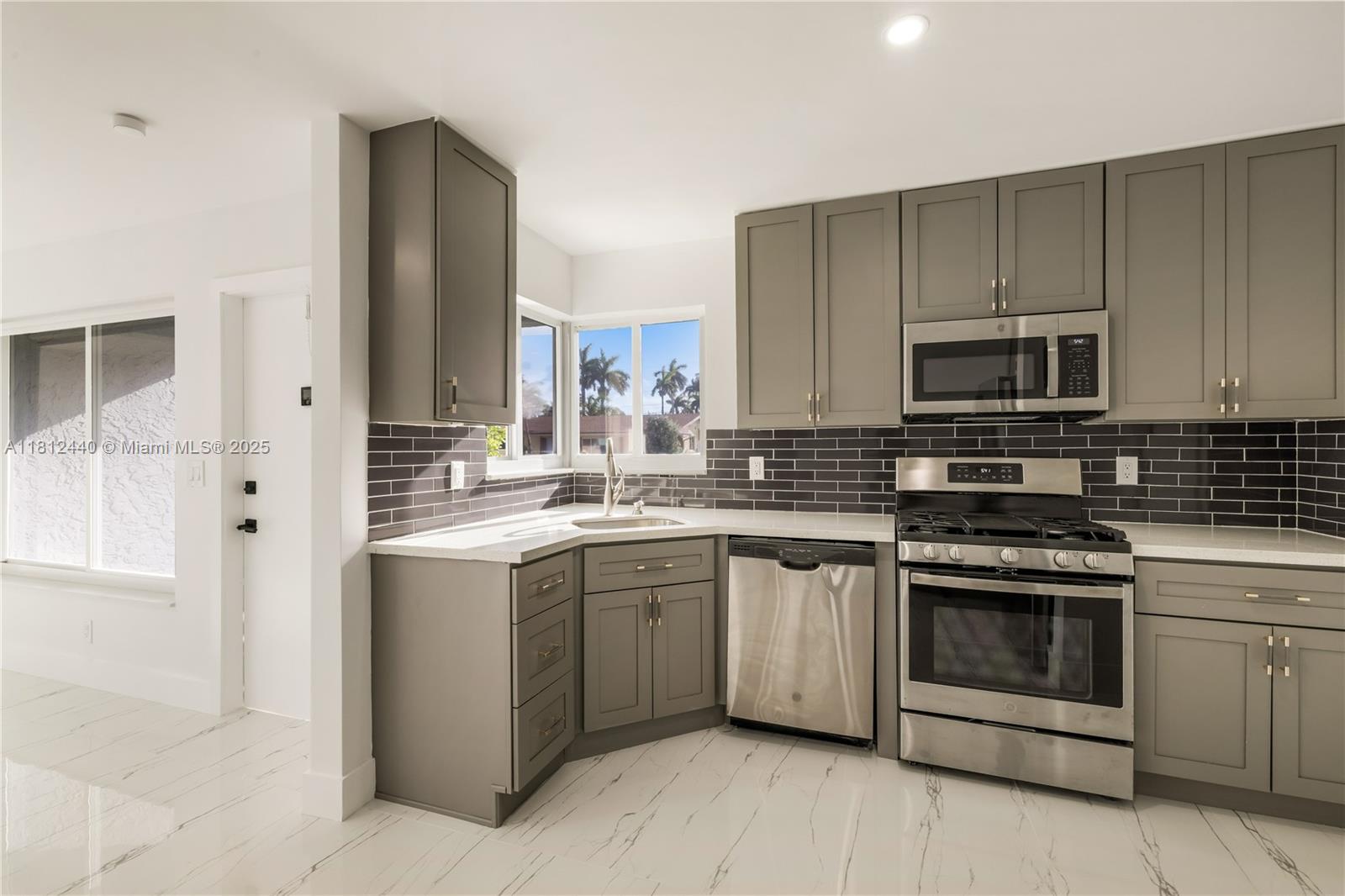 FLAMINGO MANORS - Residential