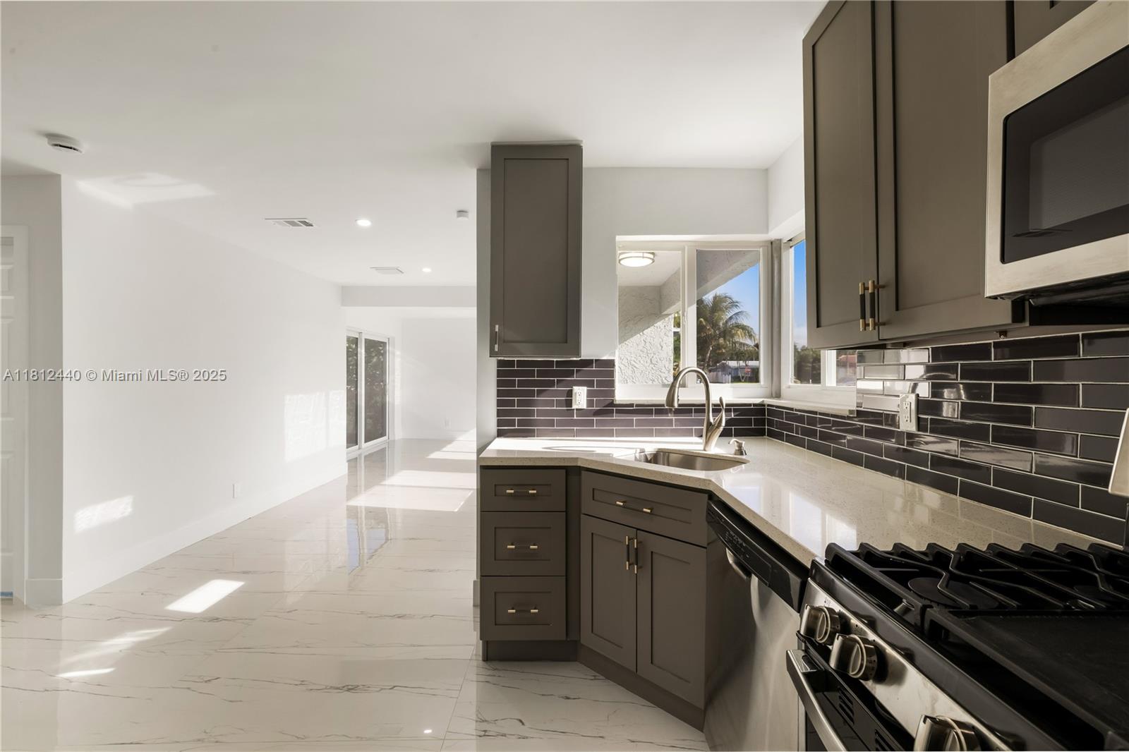 FLAMINGO MANORS - Residential