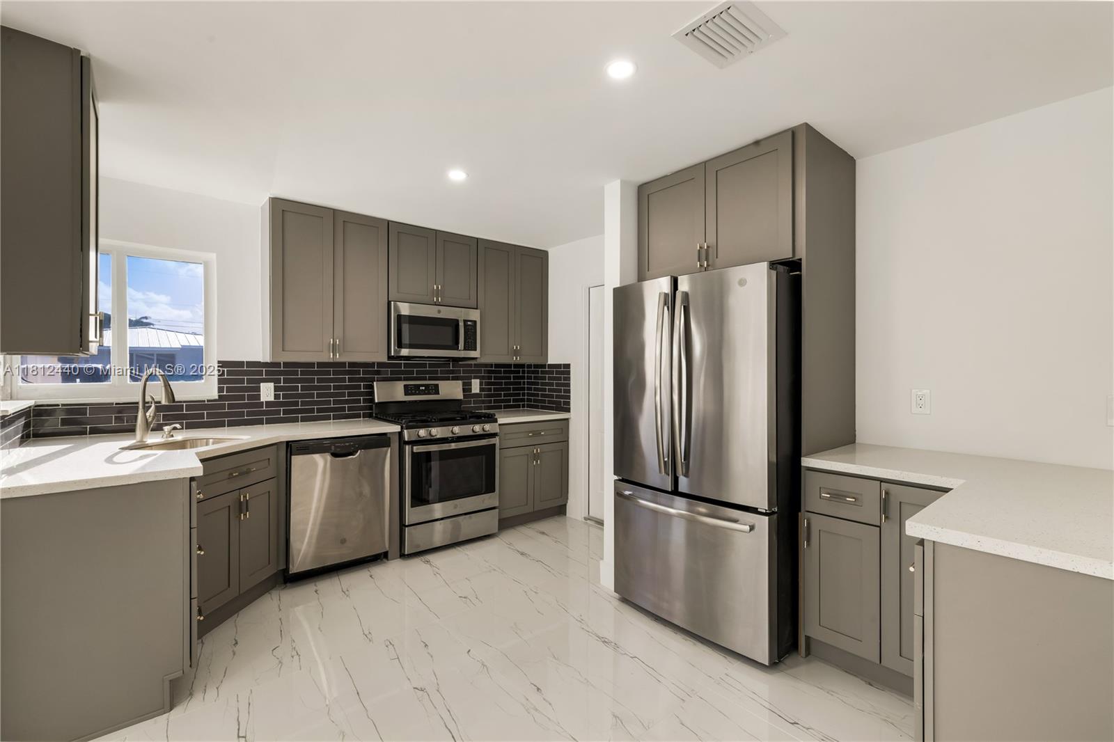 FLAMINGO MANORS - Residential