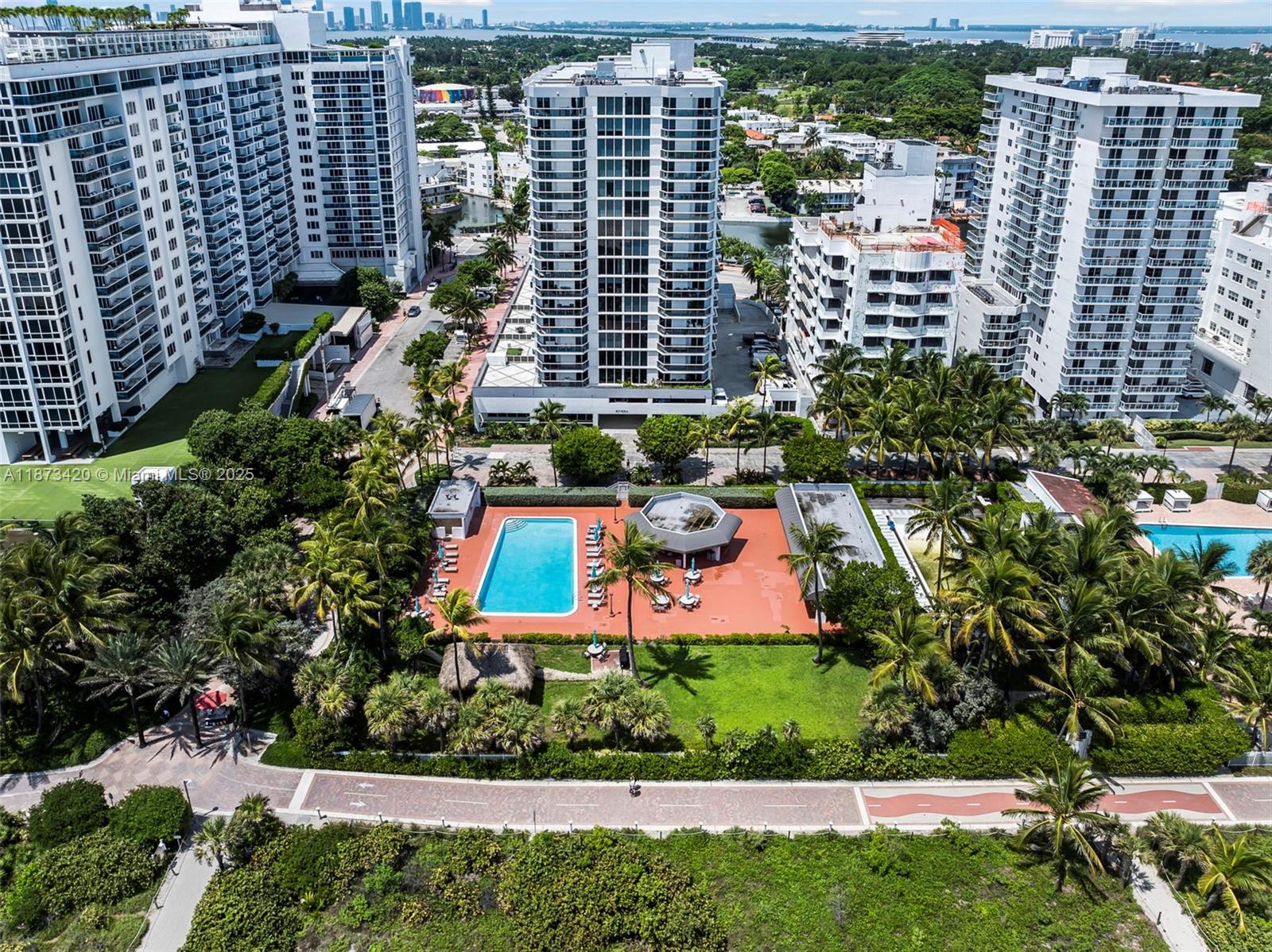 2401 Collins Ave 404