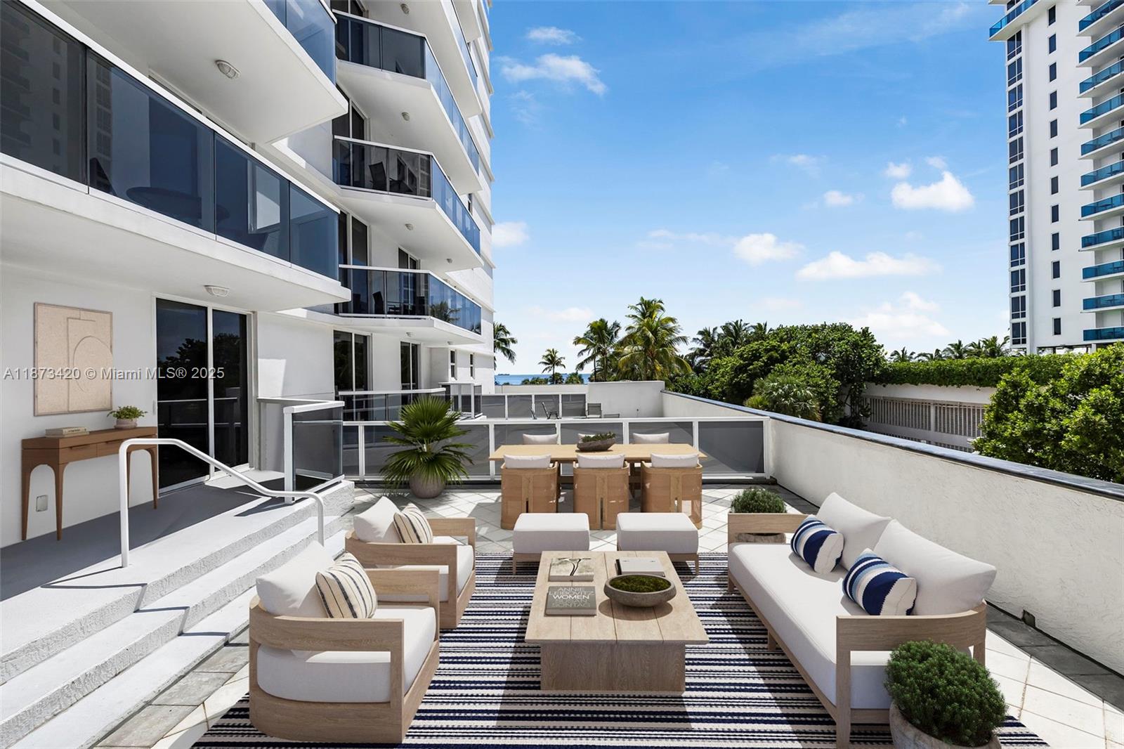 2401 Collins Ave 404