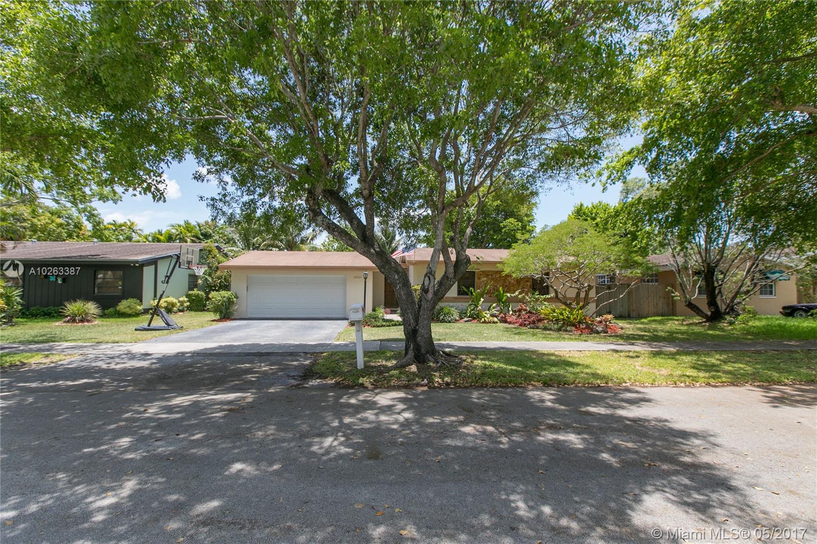 Beautiful and recently renovated 4/3, two-car garage Cul-de-Sac home in the highly sought after Calusa Club Estates. This home features completely updated kitchen with stainless steel appliances, marble floors and crown molding through out, and vaulted ceilings in the living room. All this in a great open layout. Outside you will find luscious landscaping, large brick paved patio making this home great for entertaining. Call now! This home won't last!