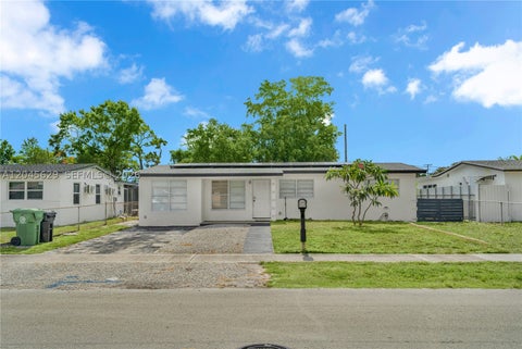 Photo of 1016 SW 22nd Ter, Fort Lauderdale, FL 33312 (MLS # A12045629)