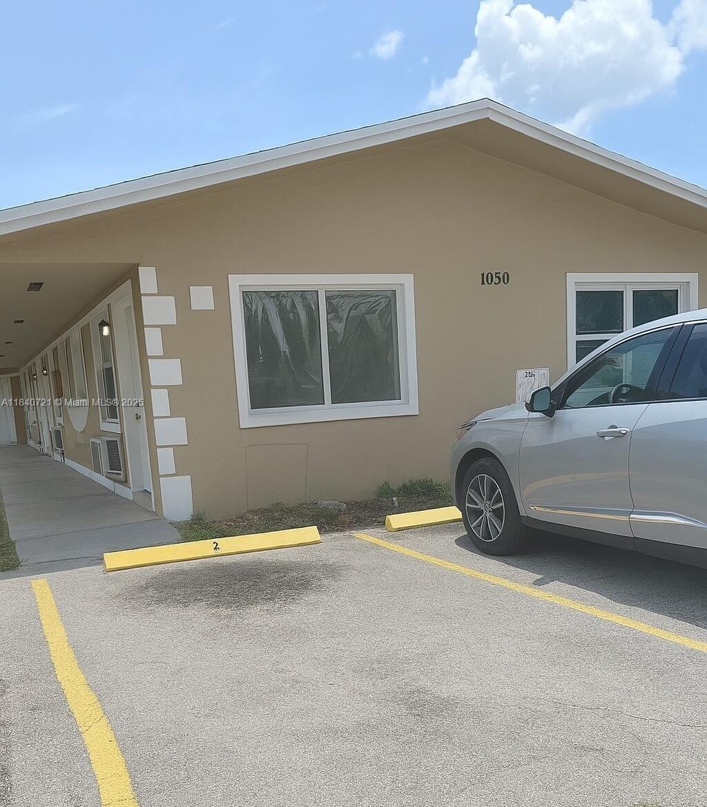 Comfortable 1/1 apartment with parking included. Conveniently located close to I-95 for easy commuting. Well-maintained unit in a quiet area, great for hassle-free living in Fort Lauderdale.