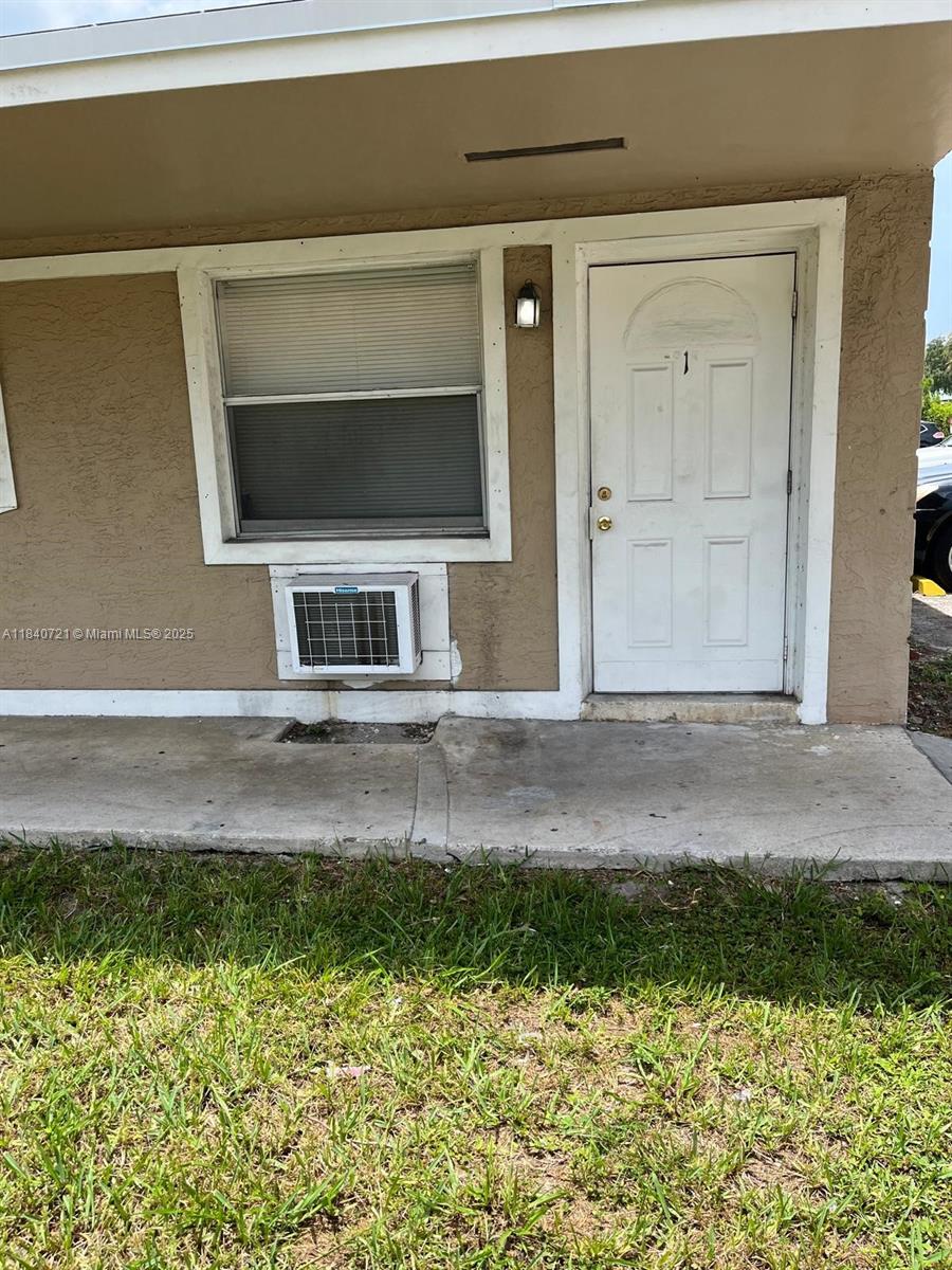 Comfortable 1/1 apartment with parking included. Conveniently located close to I-95 for easy commuting. Well-maintained unit in a quiet area, great for hassle-free living in Fort Lauderdale.