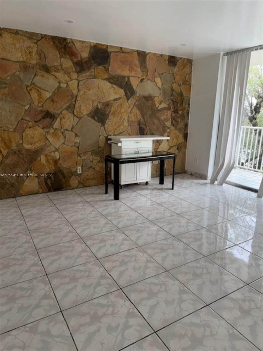 Beautiful condo at Summit Chase in excellent condition with garden and pool view terrace. One bedroom with walking closet, and one bathroom with shower. Kitchen remodeled. It has one assigned parking located steps away from building entrance and plenty extra spaces. Security gated community along with a nice pool and tennis courts. Close to major expressways, restaurants , good schools, shopping centers and markets.