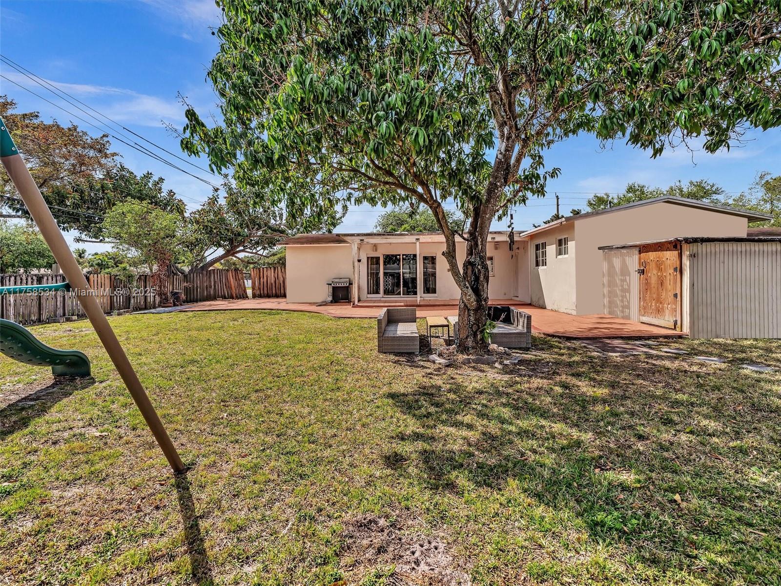 HOLLYWOOD HILLS - Residential