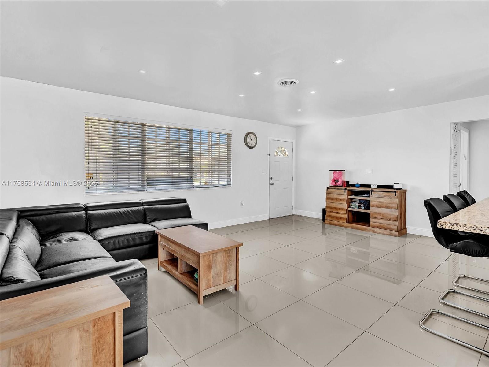 HOLLYWOOD HILLS - Residential