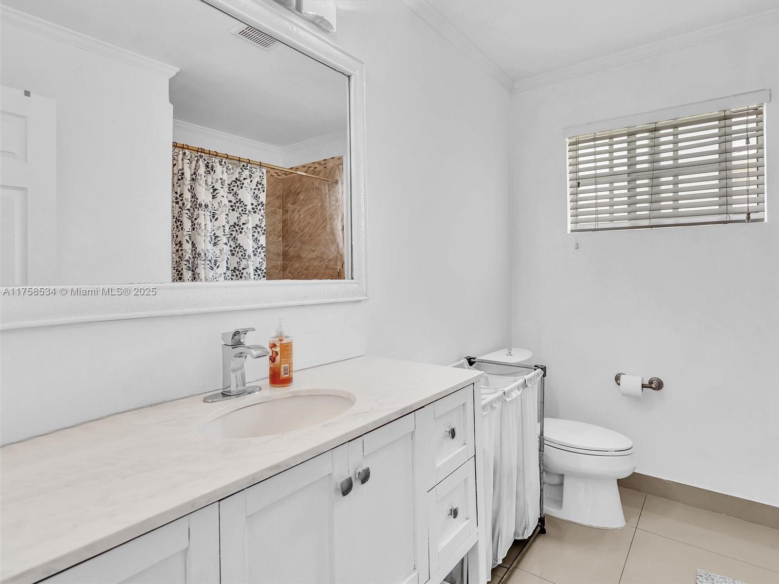 HOLLYWOOD HILLS - Residential