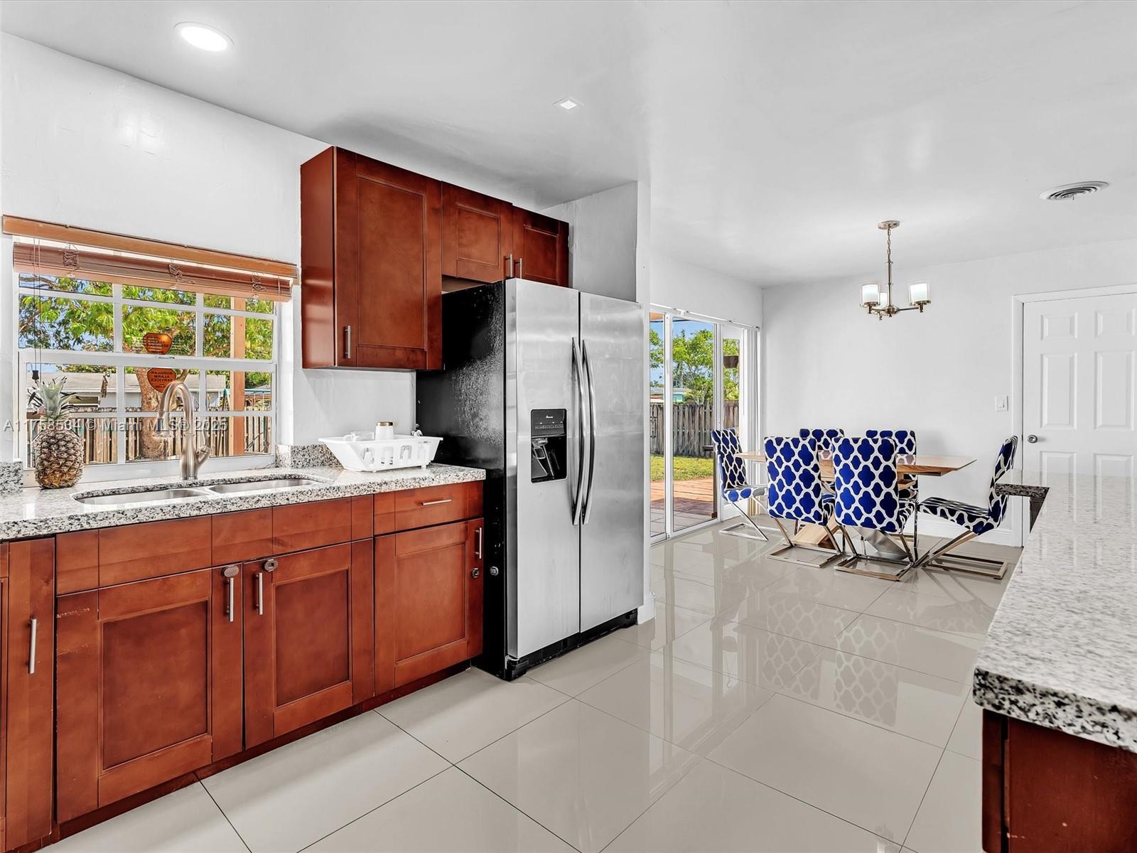 HOLLYWOOD HILLS - Residential