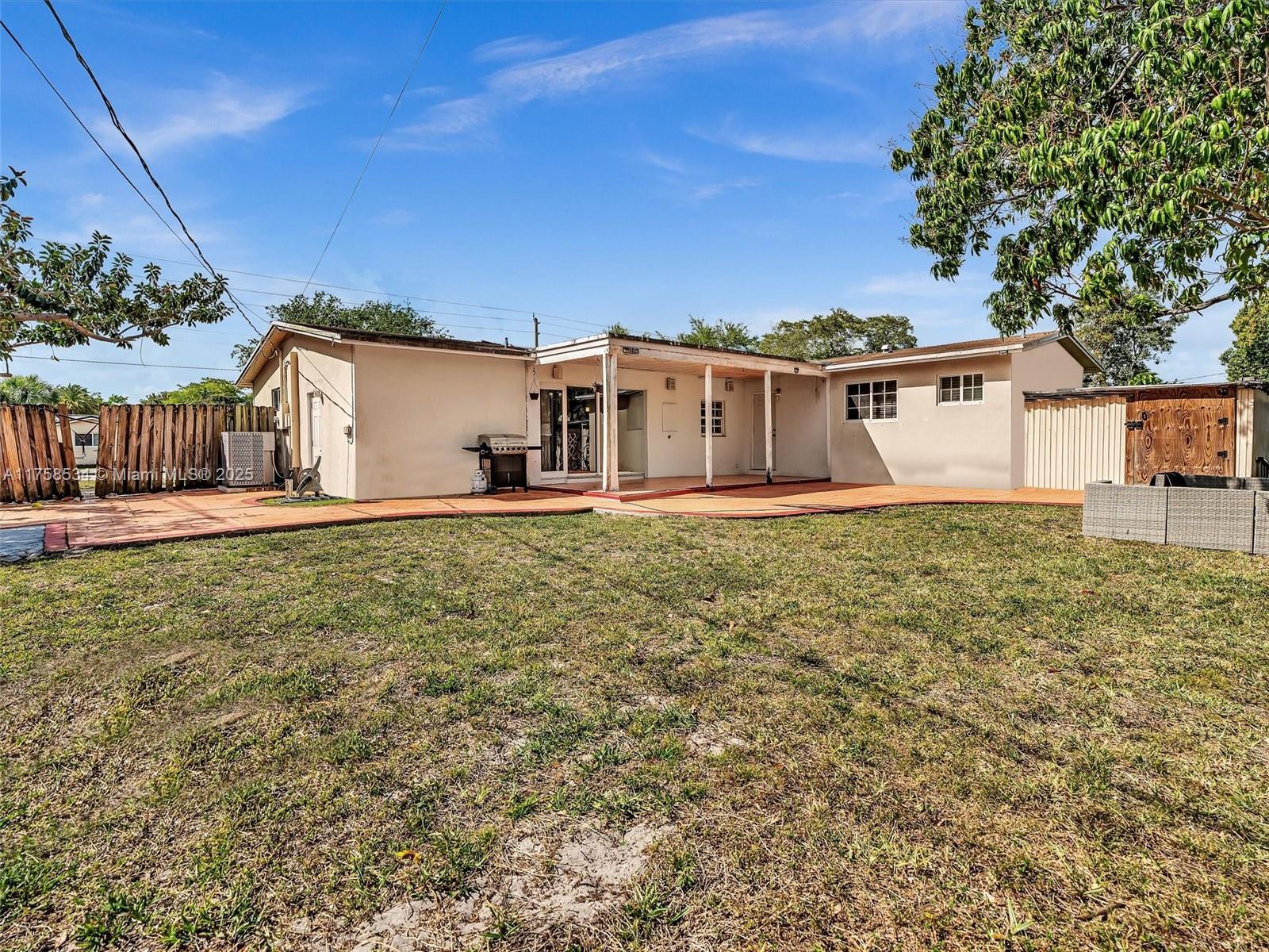 HOLLYWOOD HILLS - Residential