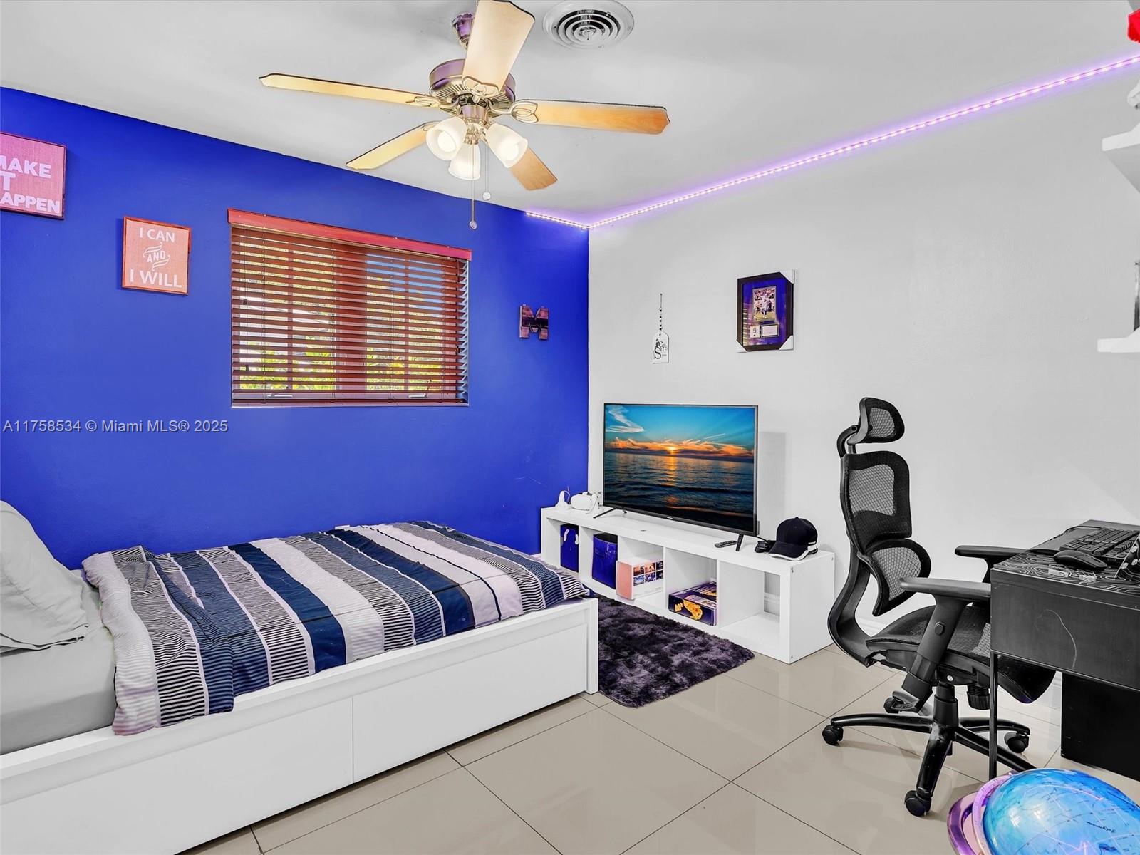 HOLLYWOOD HILLS - Residential