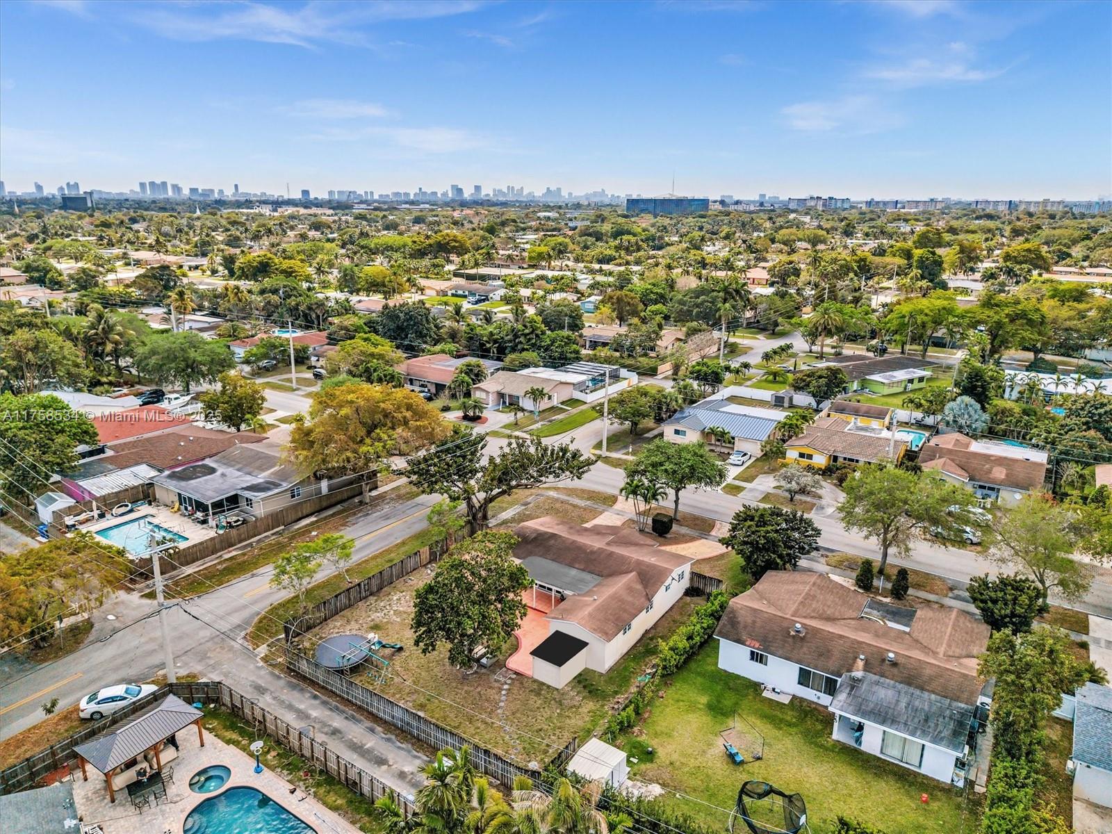 HOLLYWOOD HILLS - Residential