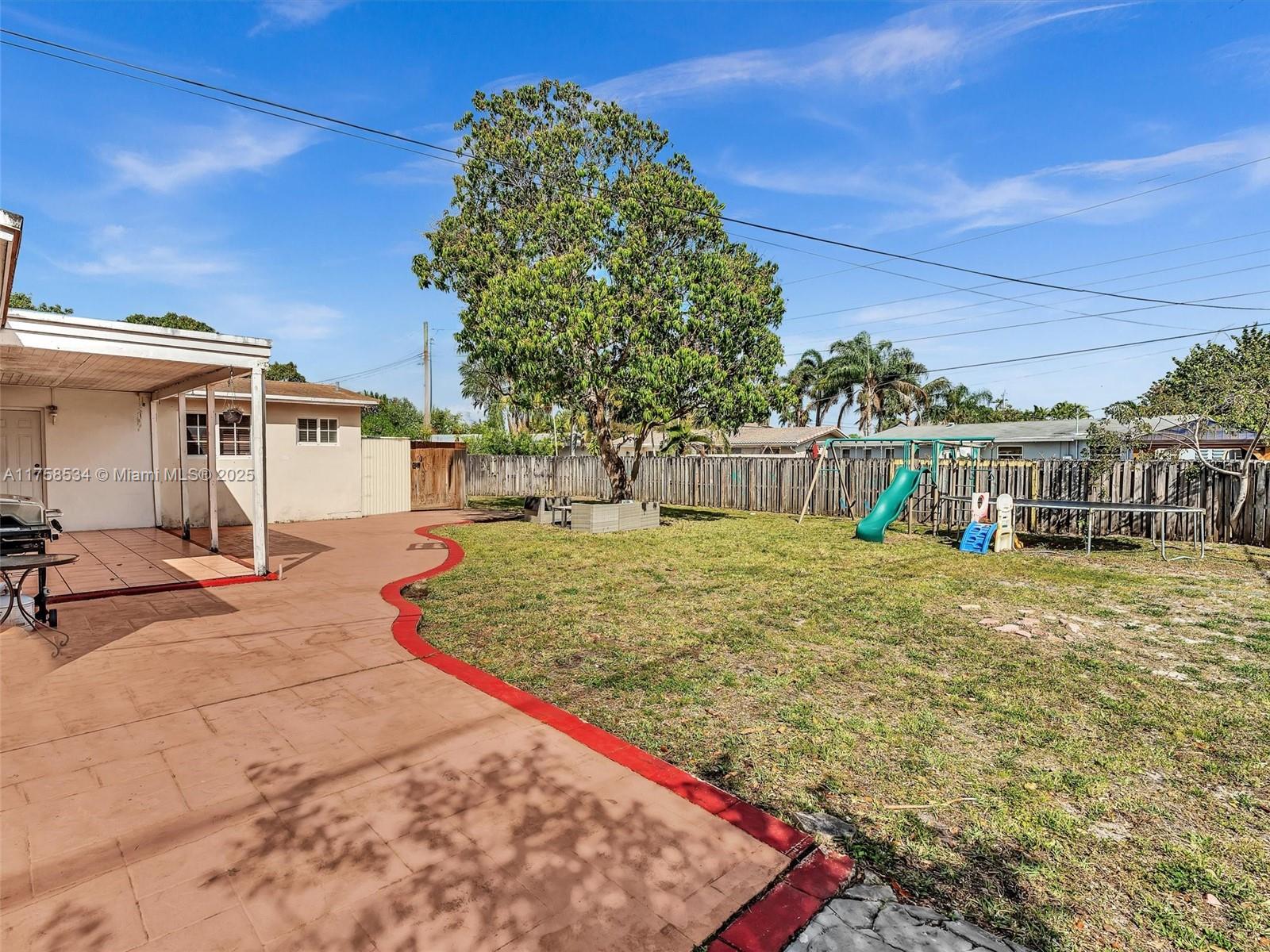 HOLLYWOOD HILLS - Residential