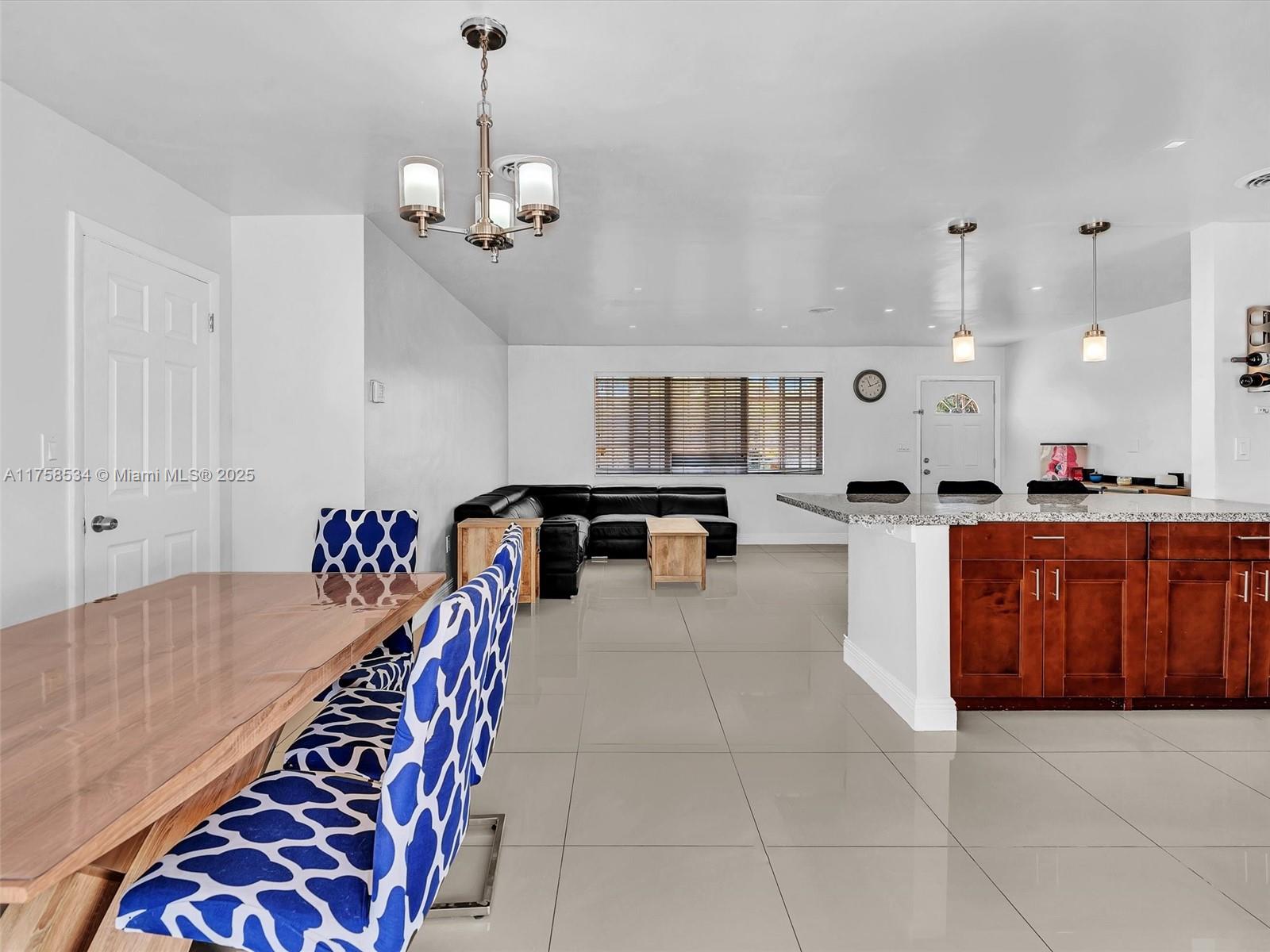 HOLLYWOOD HILLS - Residential