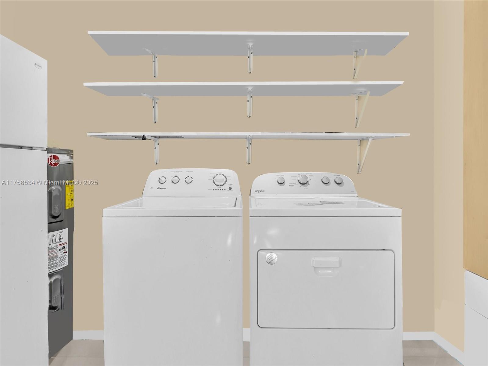 HOLLYWOOD HILLS - Residential