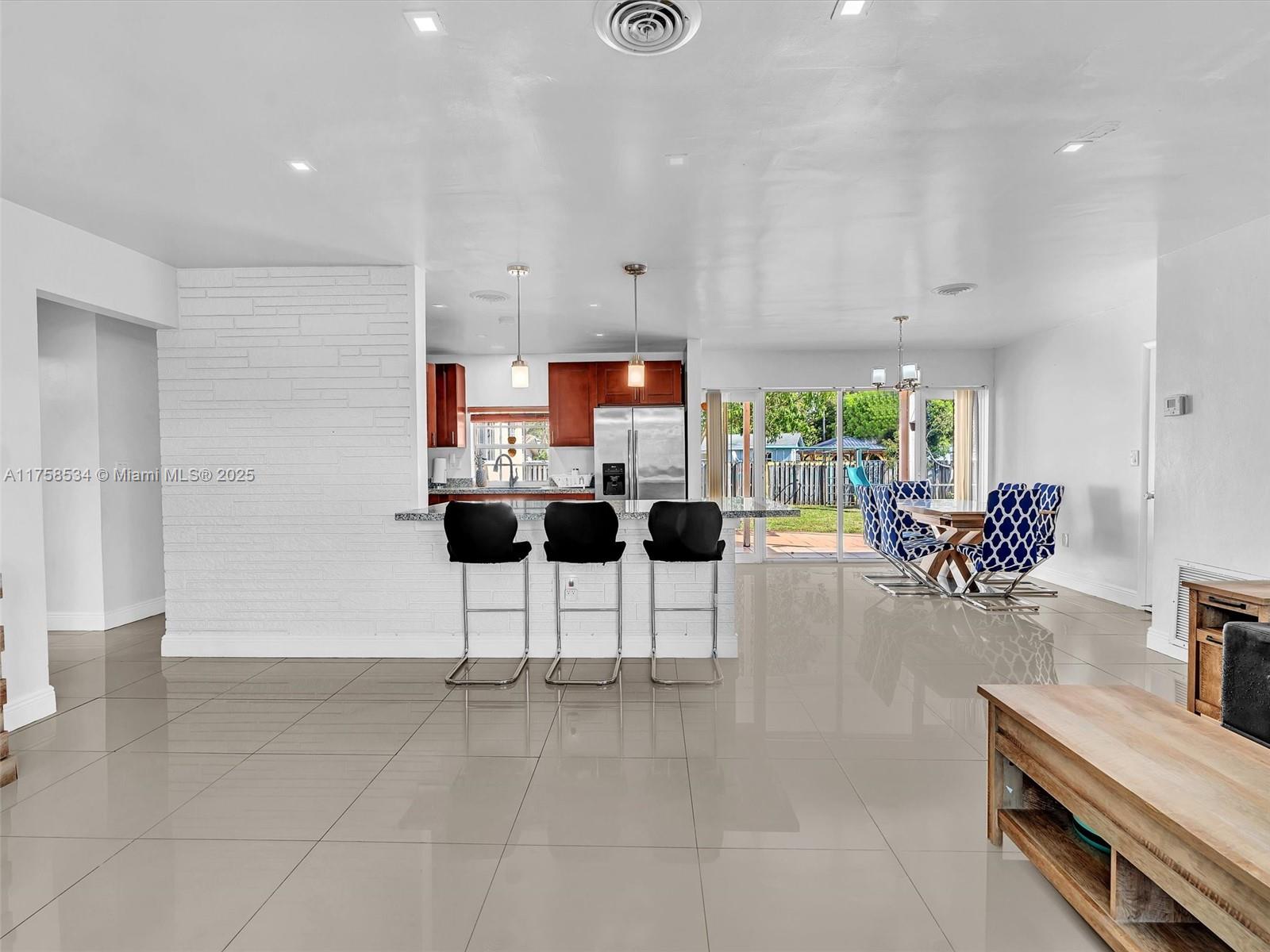 HOLLYWOOD HILLS - Residential