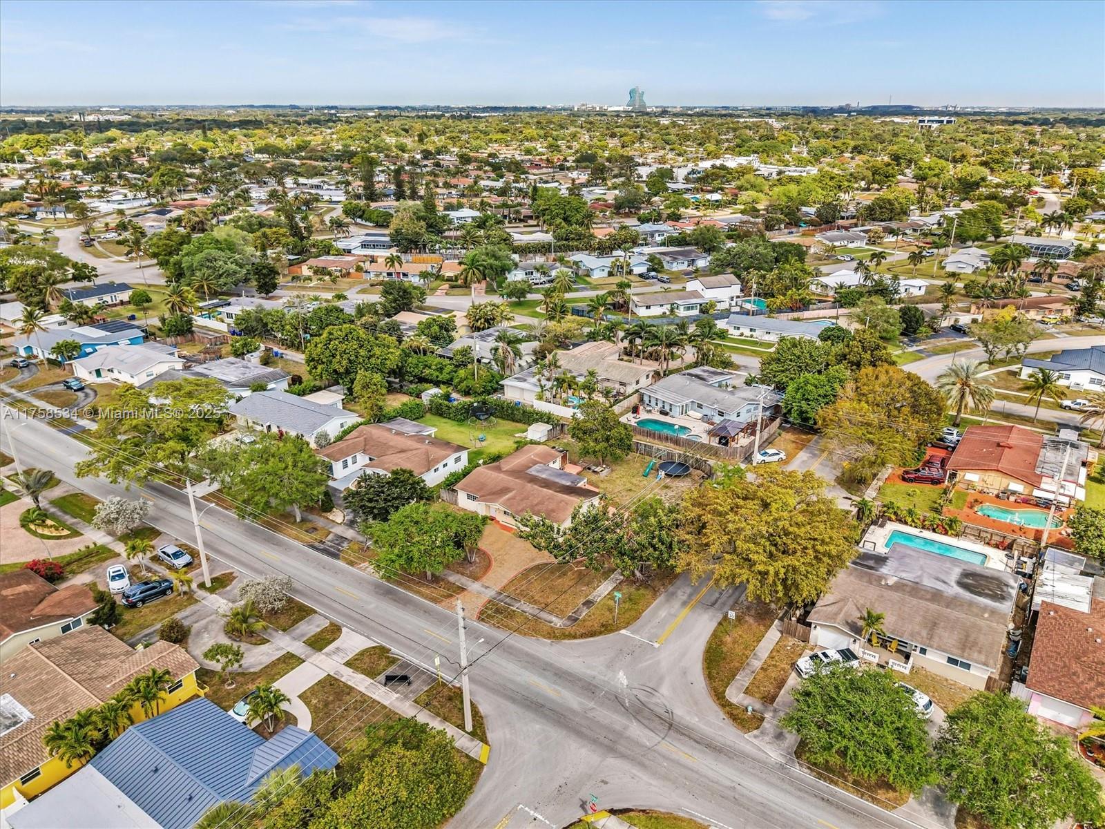 HOLLYWOOD HILLS - Residential