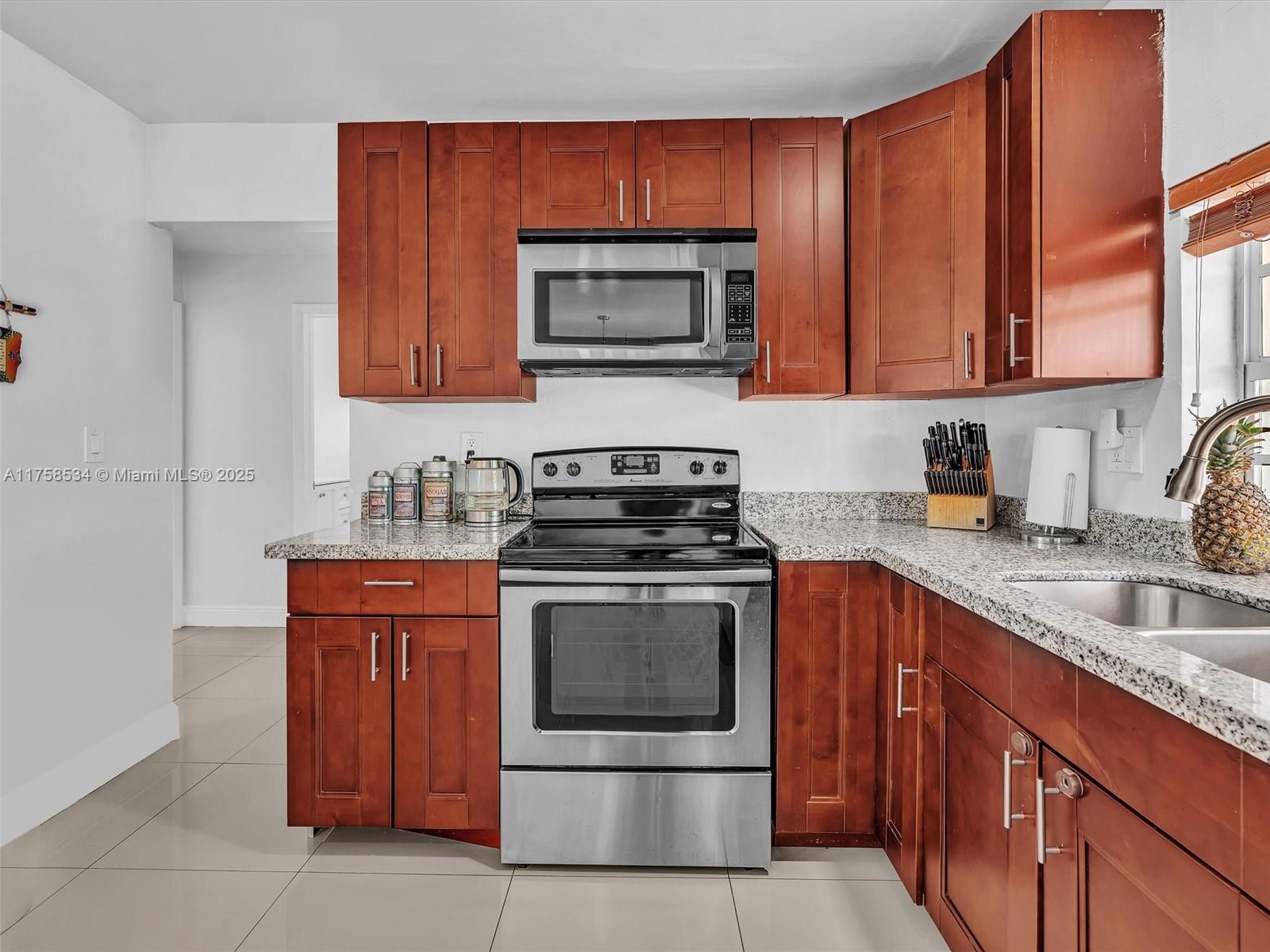 HOLLYWOOD HILLS - Residential