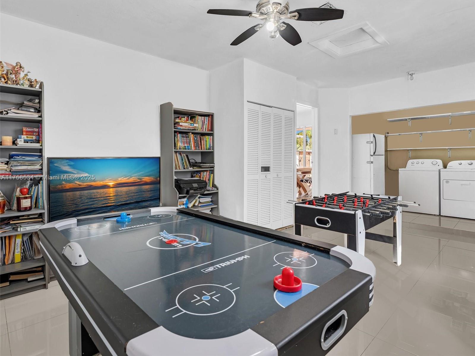 HOLLYWOOD HILLS - Residential