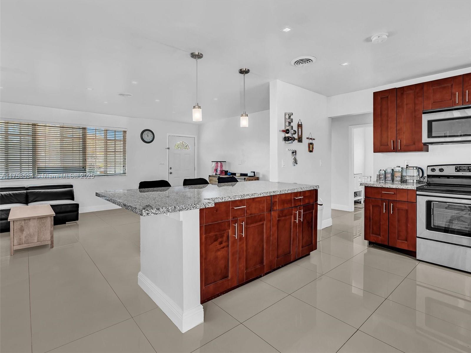 HOLLYWOOD HILLS - Residential