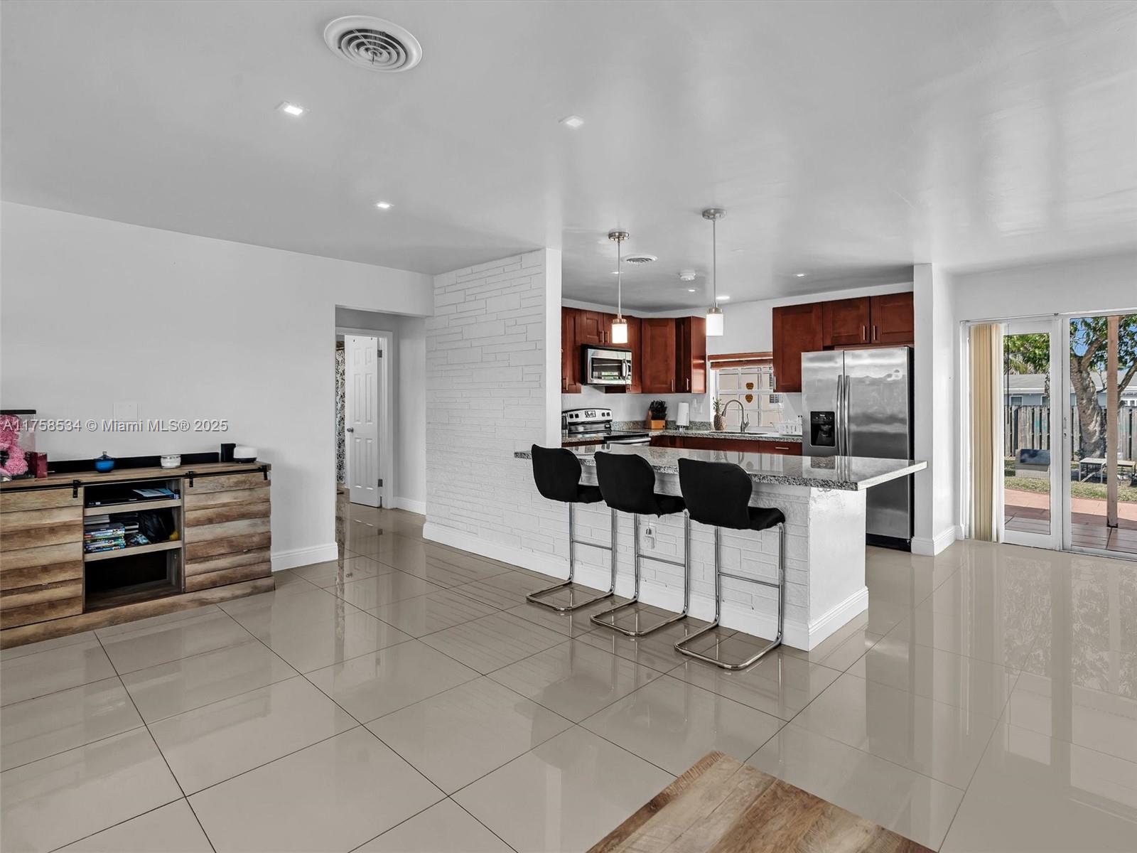 HOLLYWOOD HILLS - Residential