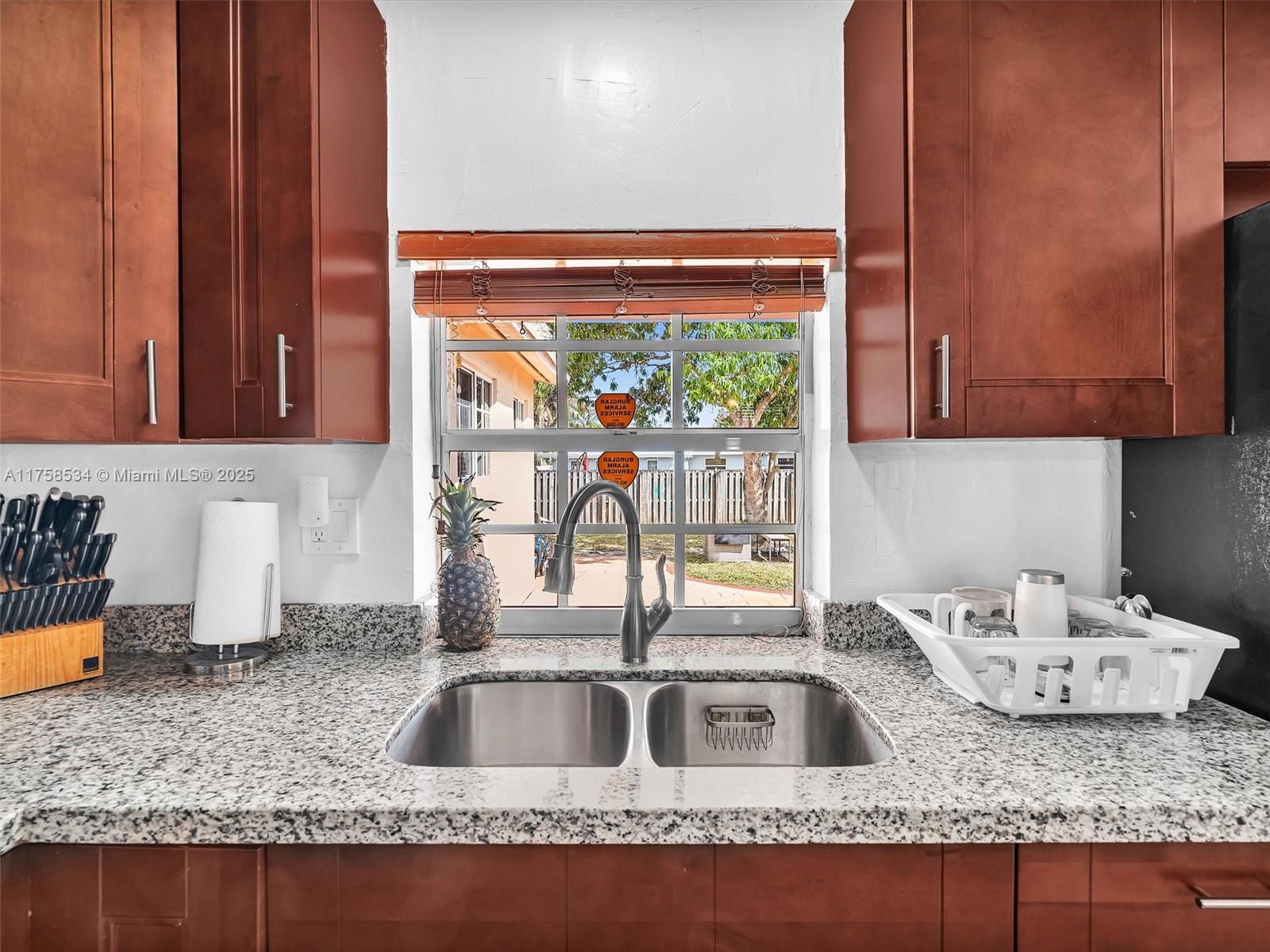 HOLLYWOOD HILLS - Residential