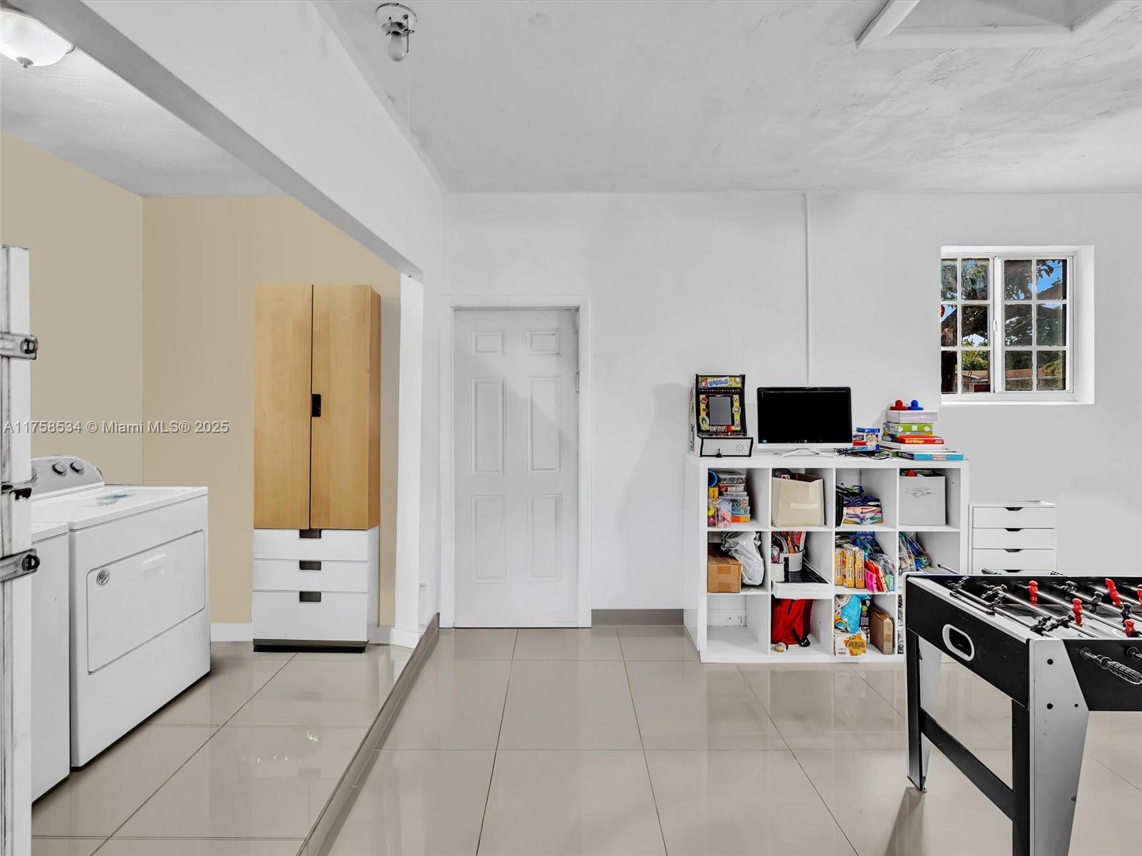 HOLLYWOOD HILLS - Residential