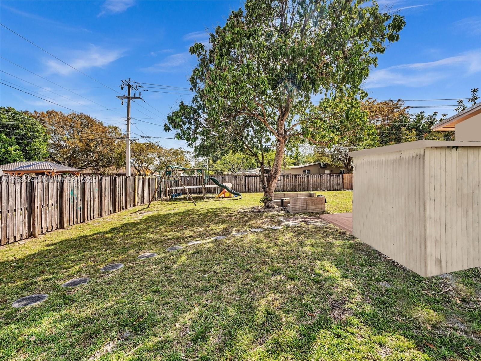 HOLLYWOOD HILLS - Residential