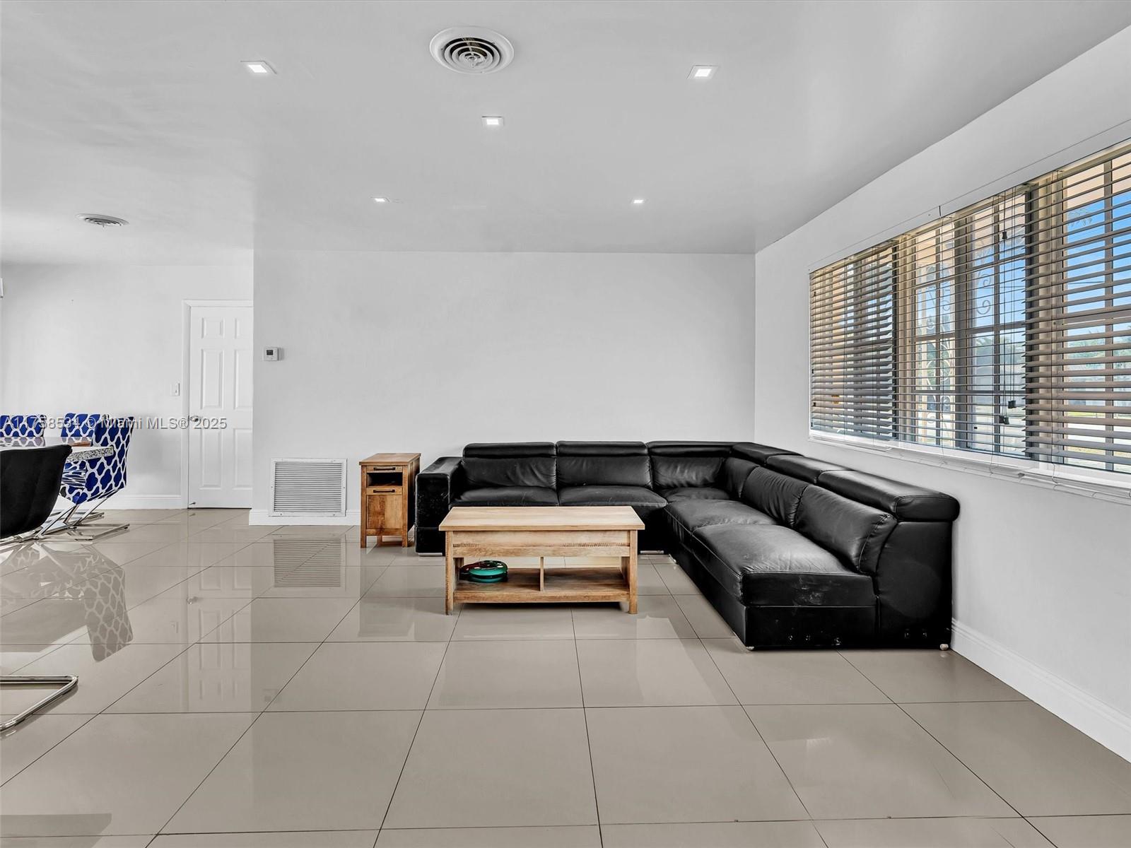 HOLLYWOOD HILLS - Residential