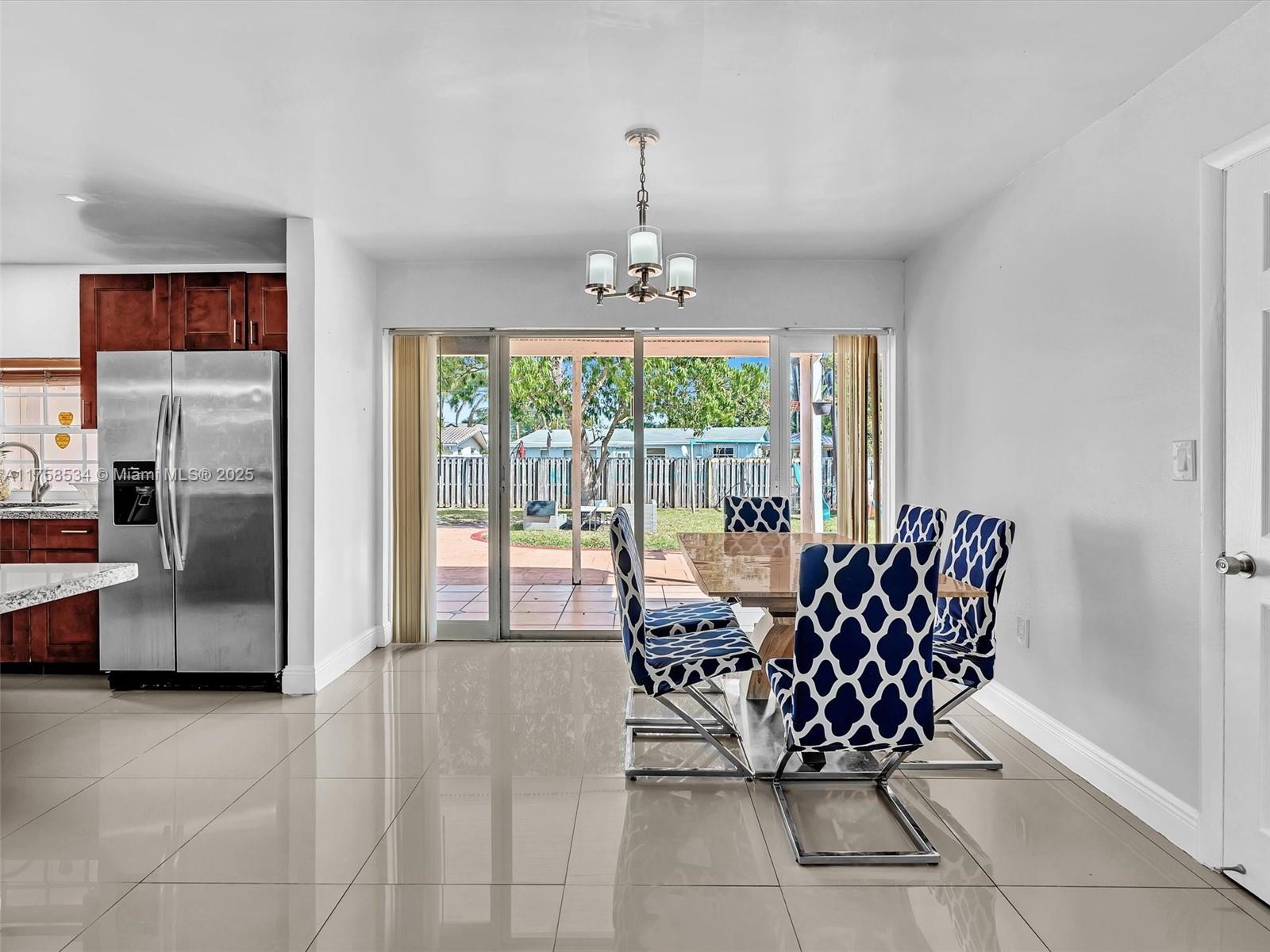 HOLLYWOOD HILLS - Residential